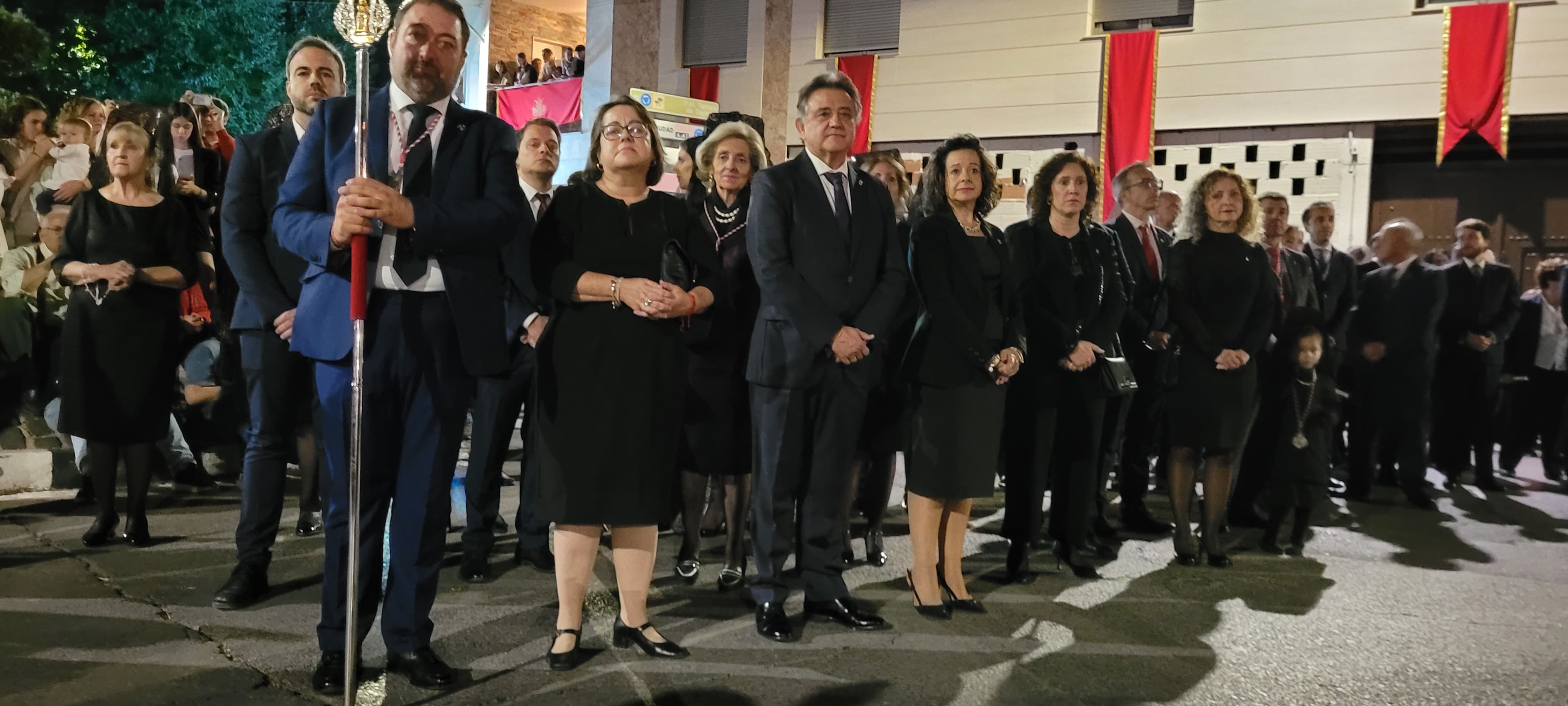 El presidente de la hermandad junto a las autoridades.
