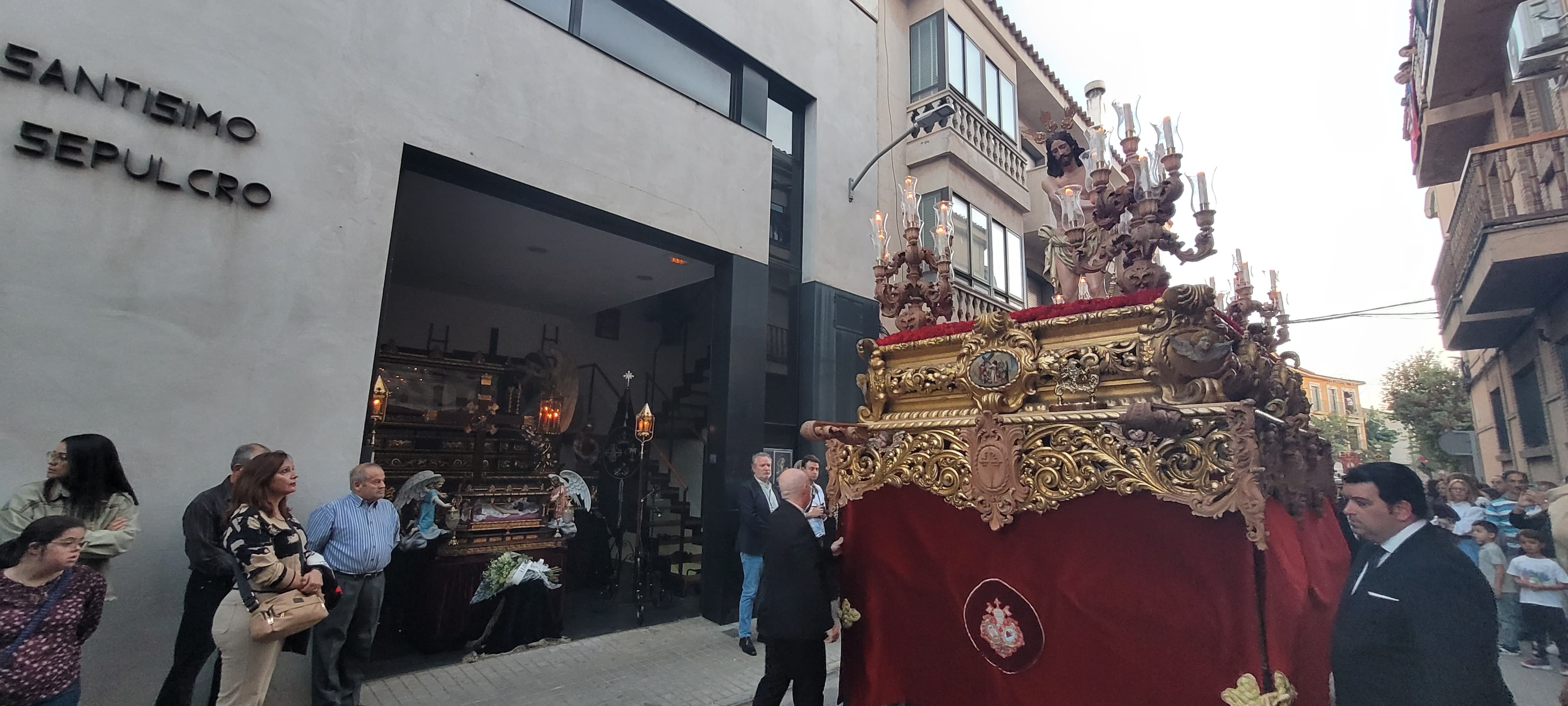 Frente al Cristo del Sepulcro.