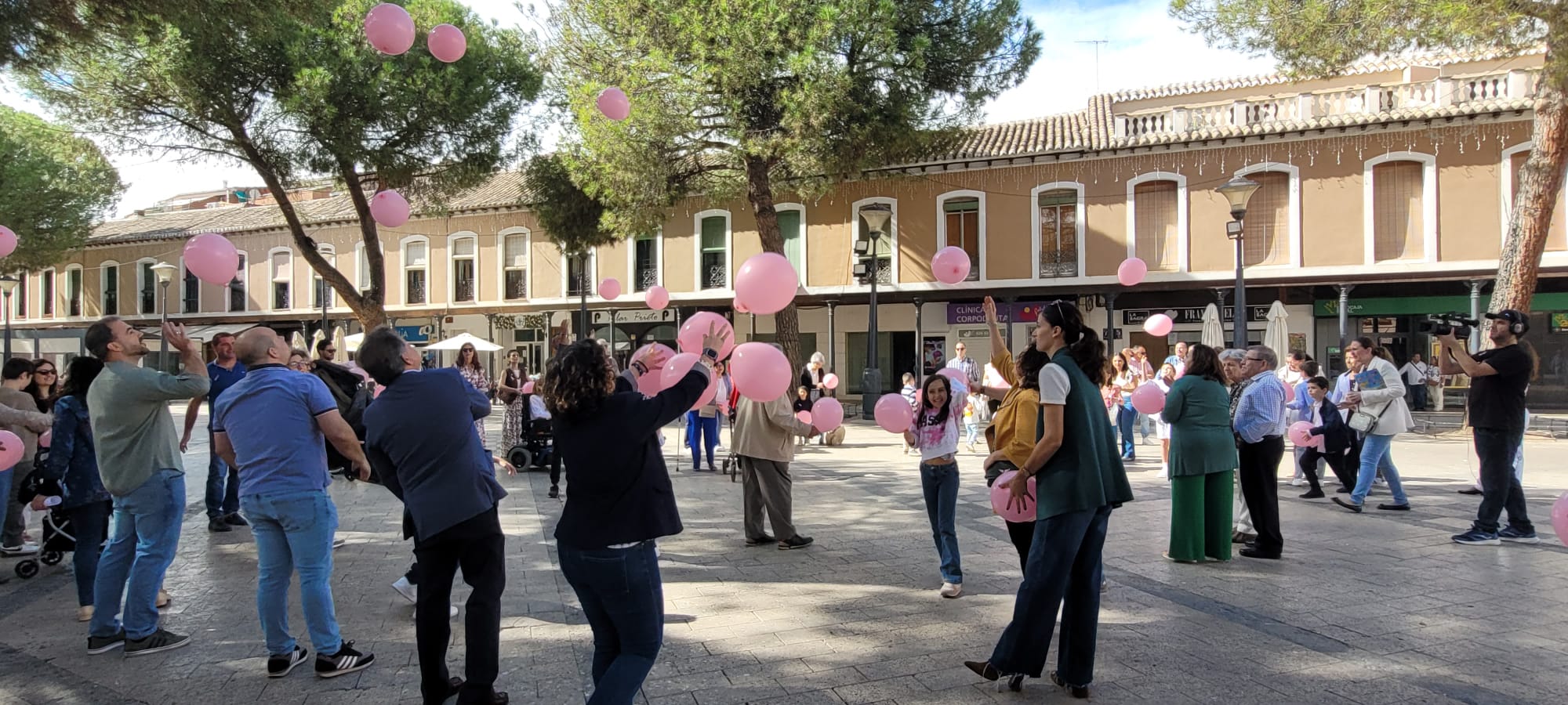Suelta de globos en el Día de la Lucha contra el Cáncer de Mama.