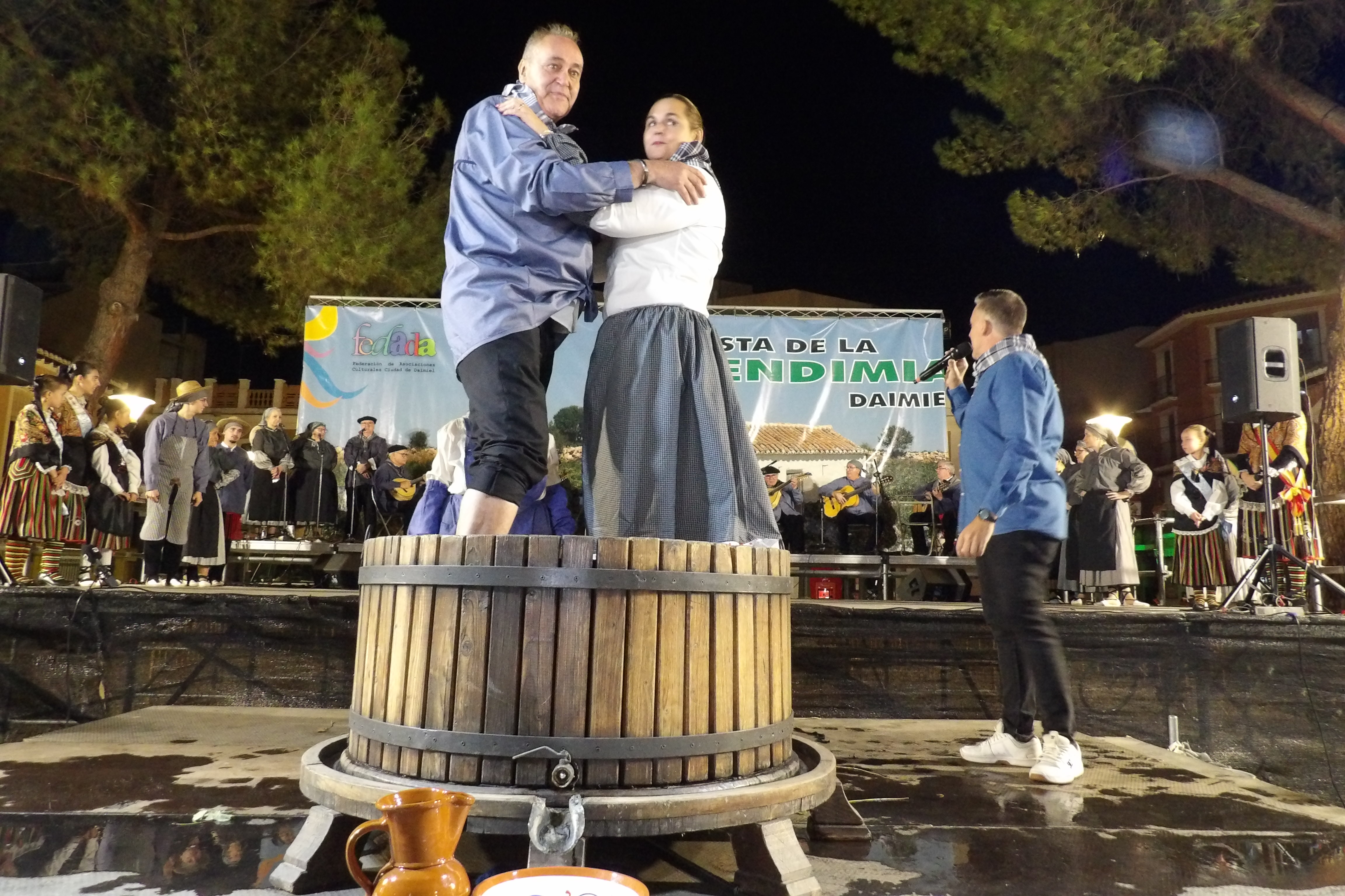 Los pisaores en el acto de la Plaza de España.