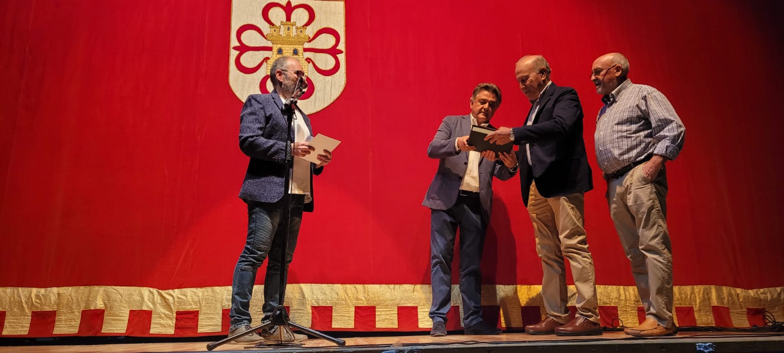 El alcalde hizo entrega de la placa conmemorativa a López Francia.