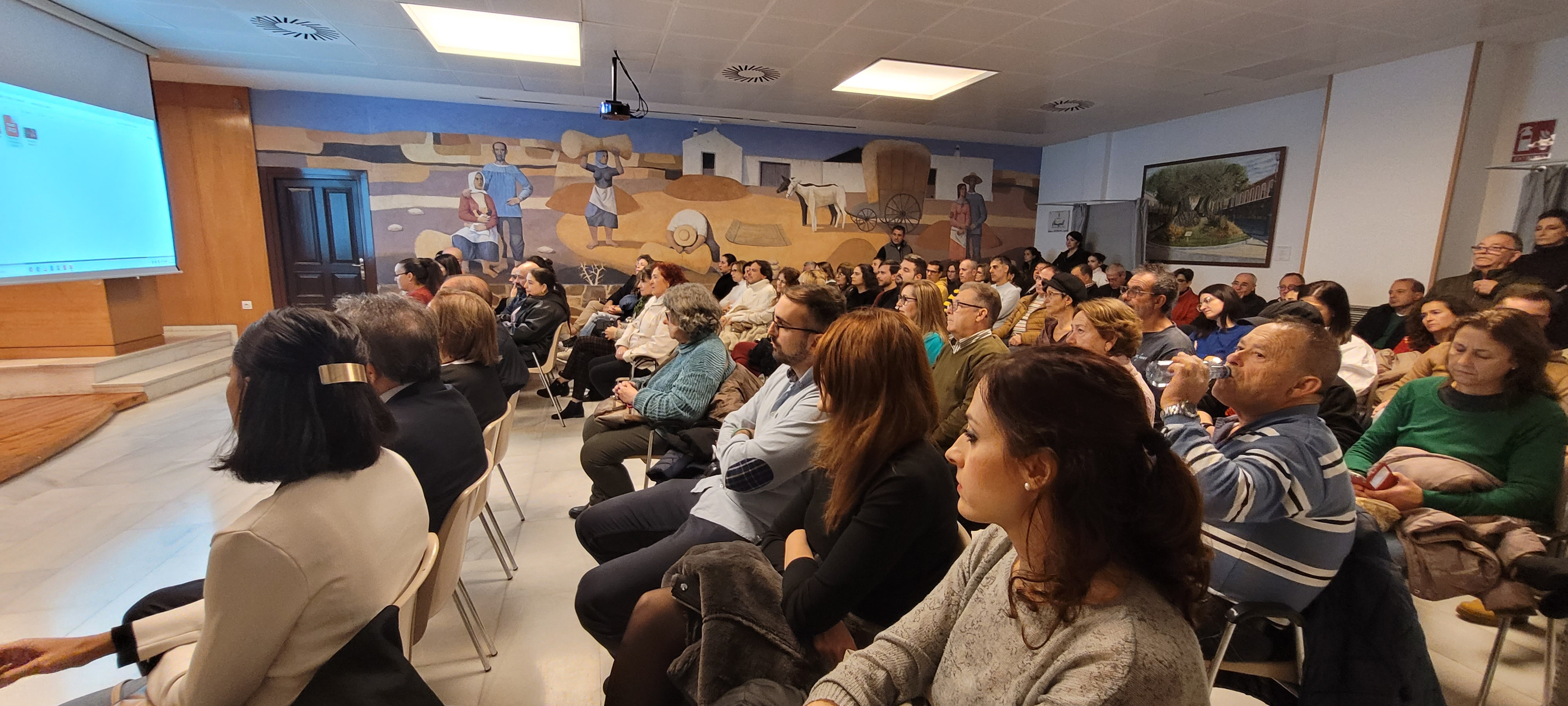 No quedaron asientos vacíos en el Salón de Plenos.