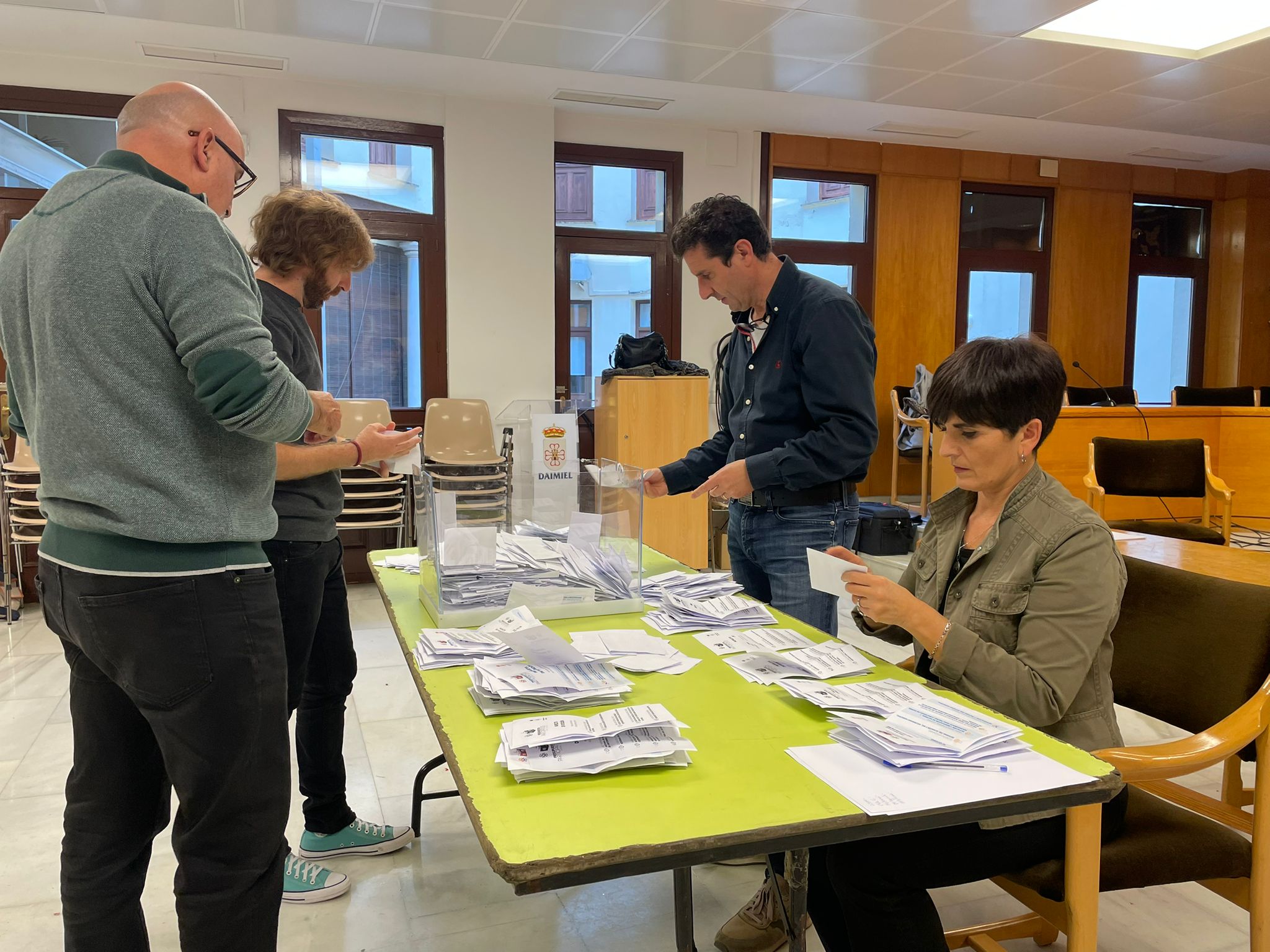 La concejal de Participación Ciudadana en el recuento de votos.