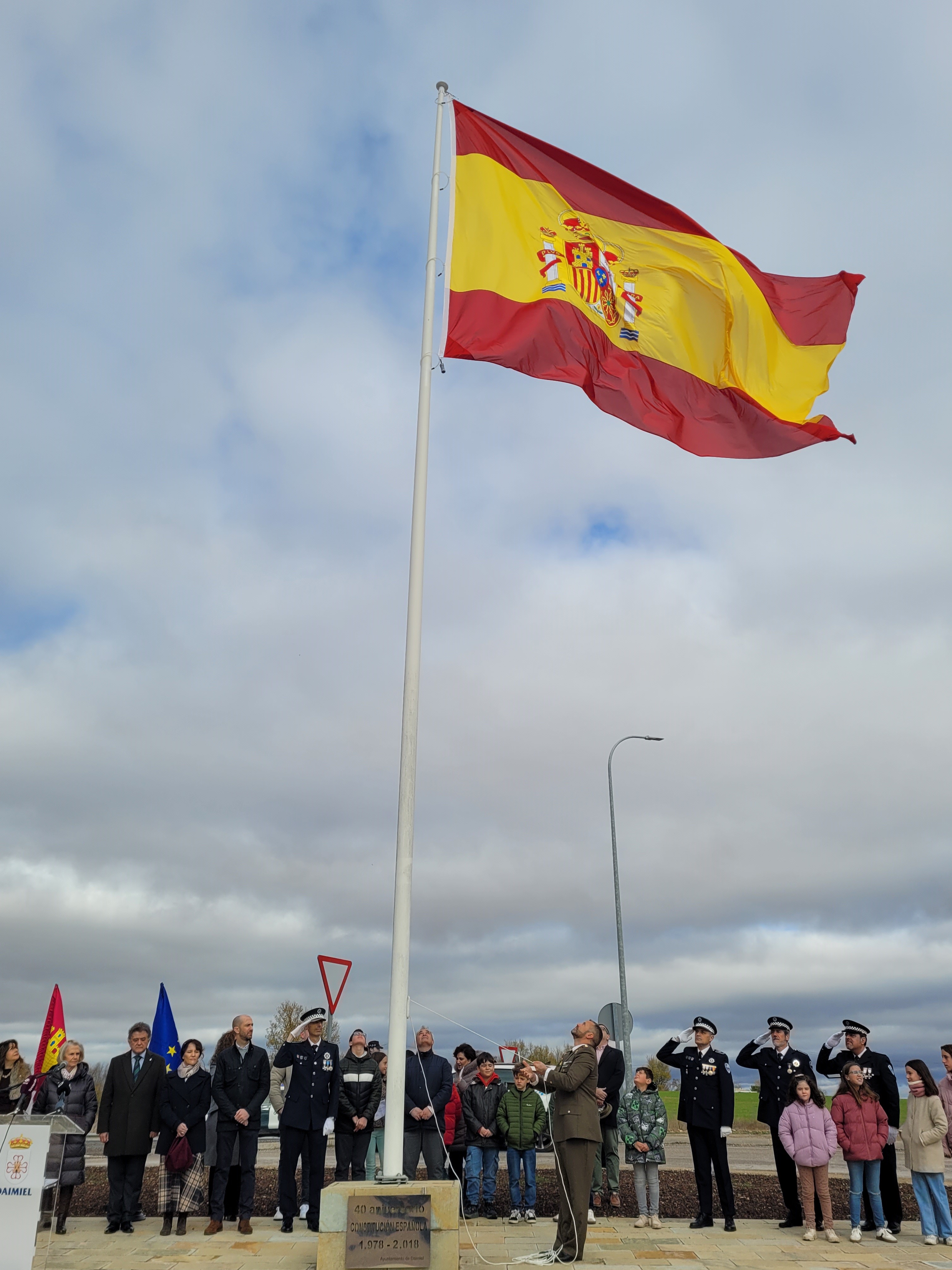 Izado de bandera por parte de Fernando Martín Consuegra.