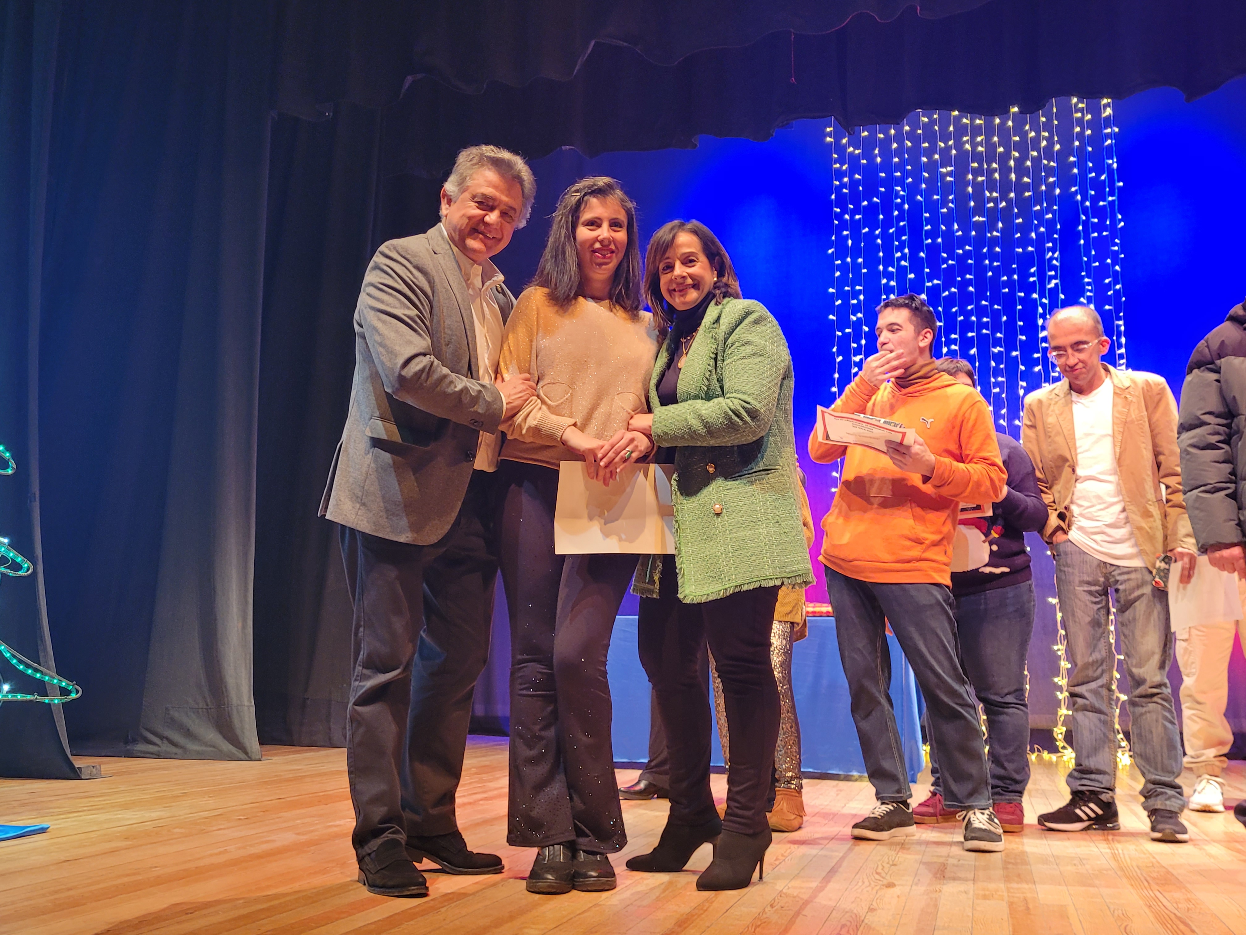 Leopoldo Sierra y Alicia Loro con una de las alumnas del taller.