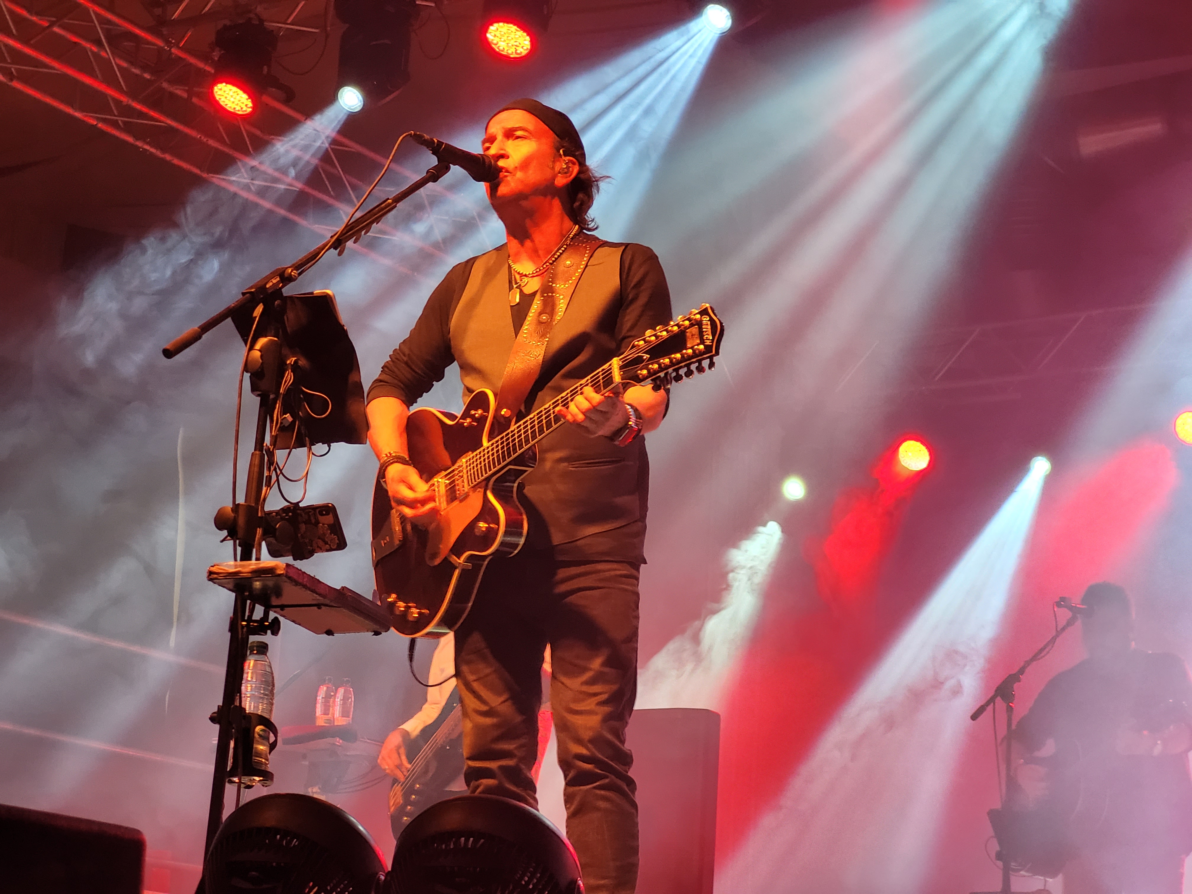 Álvaro Urquijo se mostró cómplice con el público.