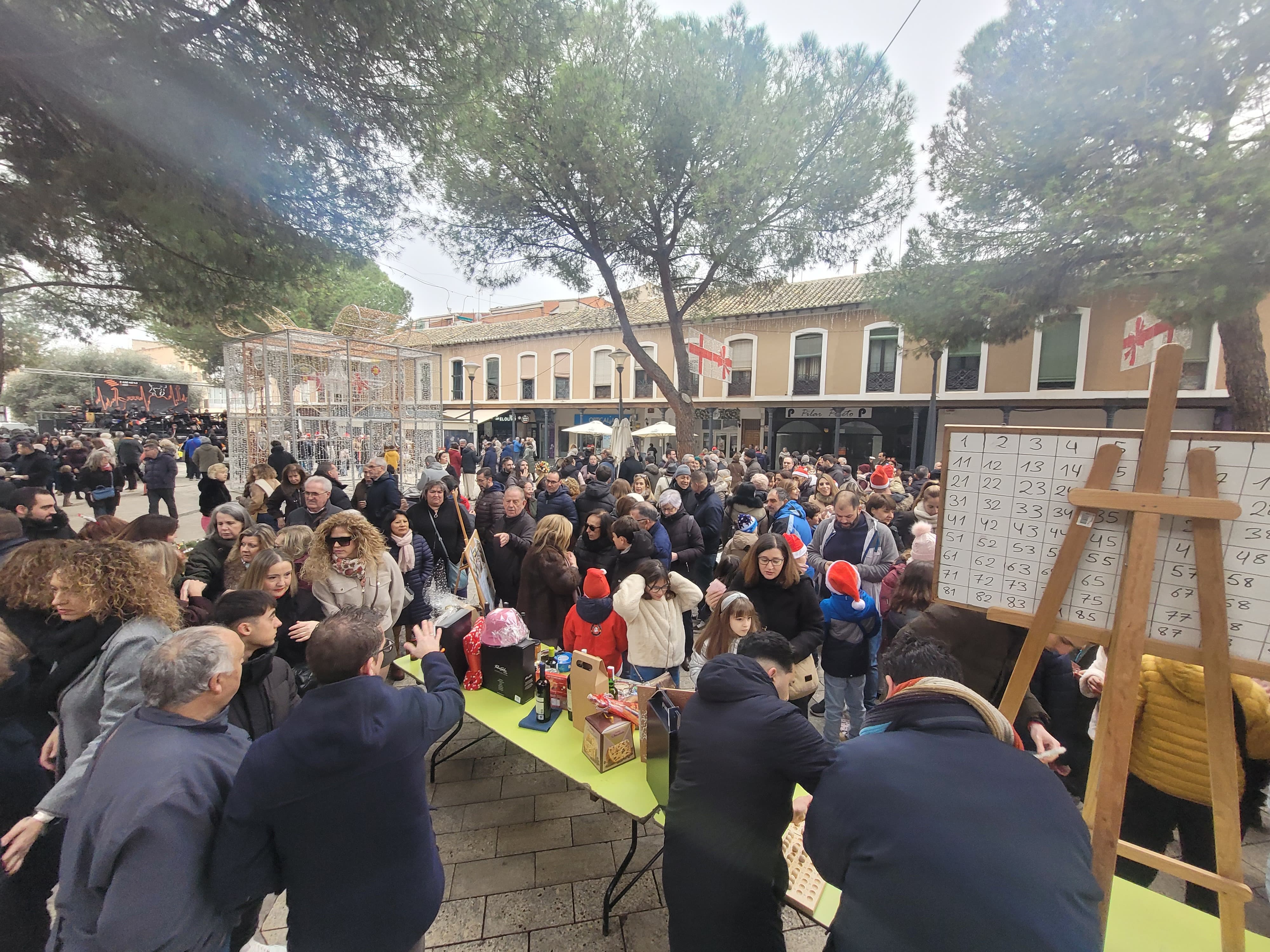 Mucha gente se apuntó al bingo solidario.