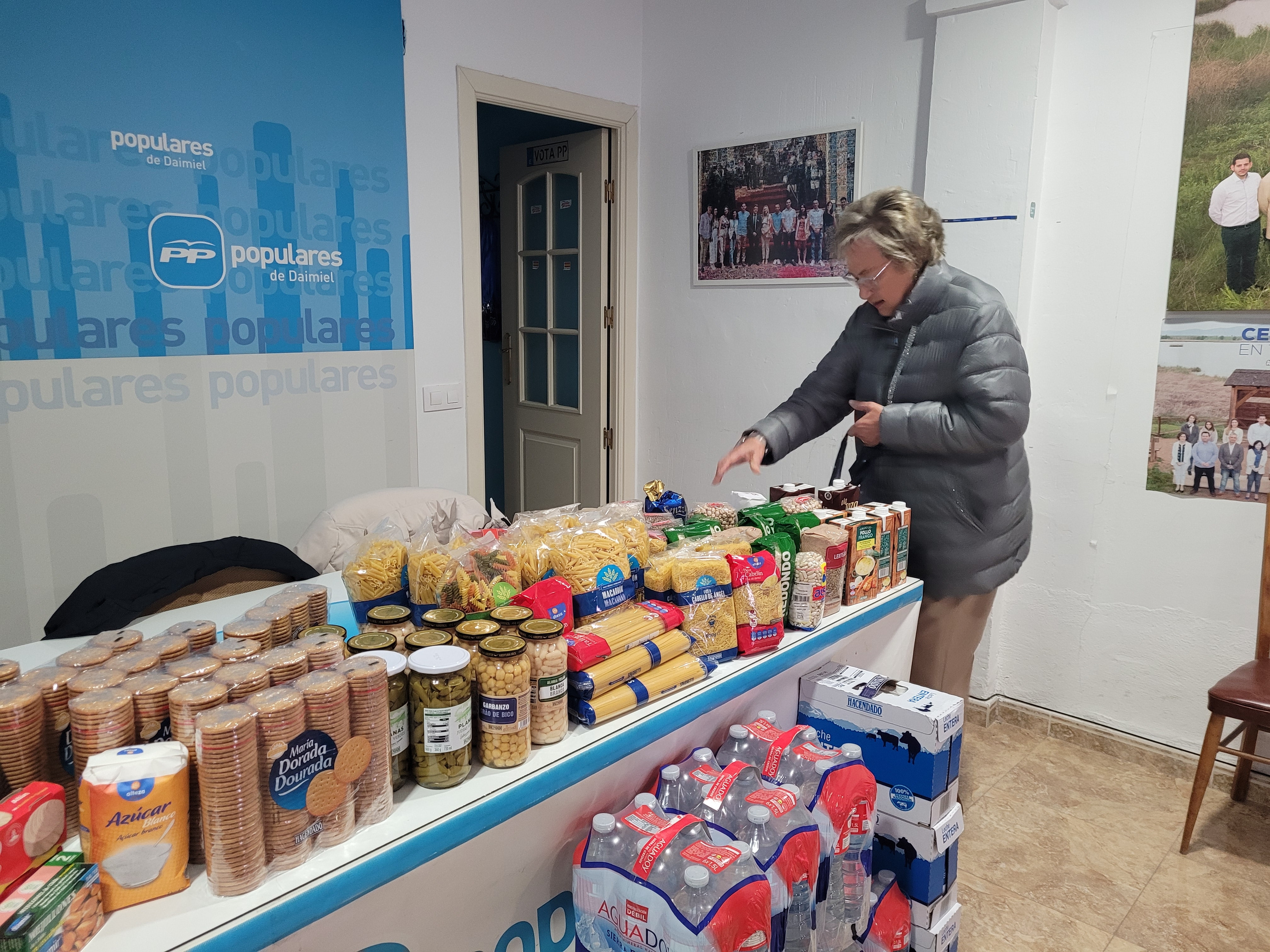 Las donaciones se han depositado en la sede local del PP.