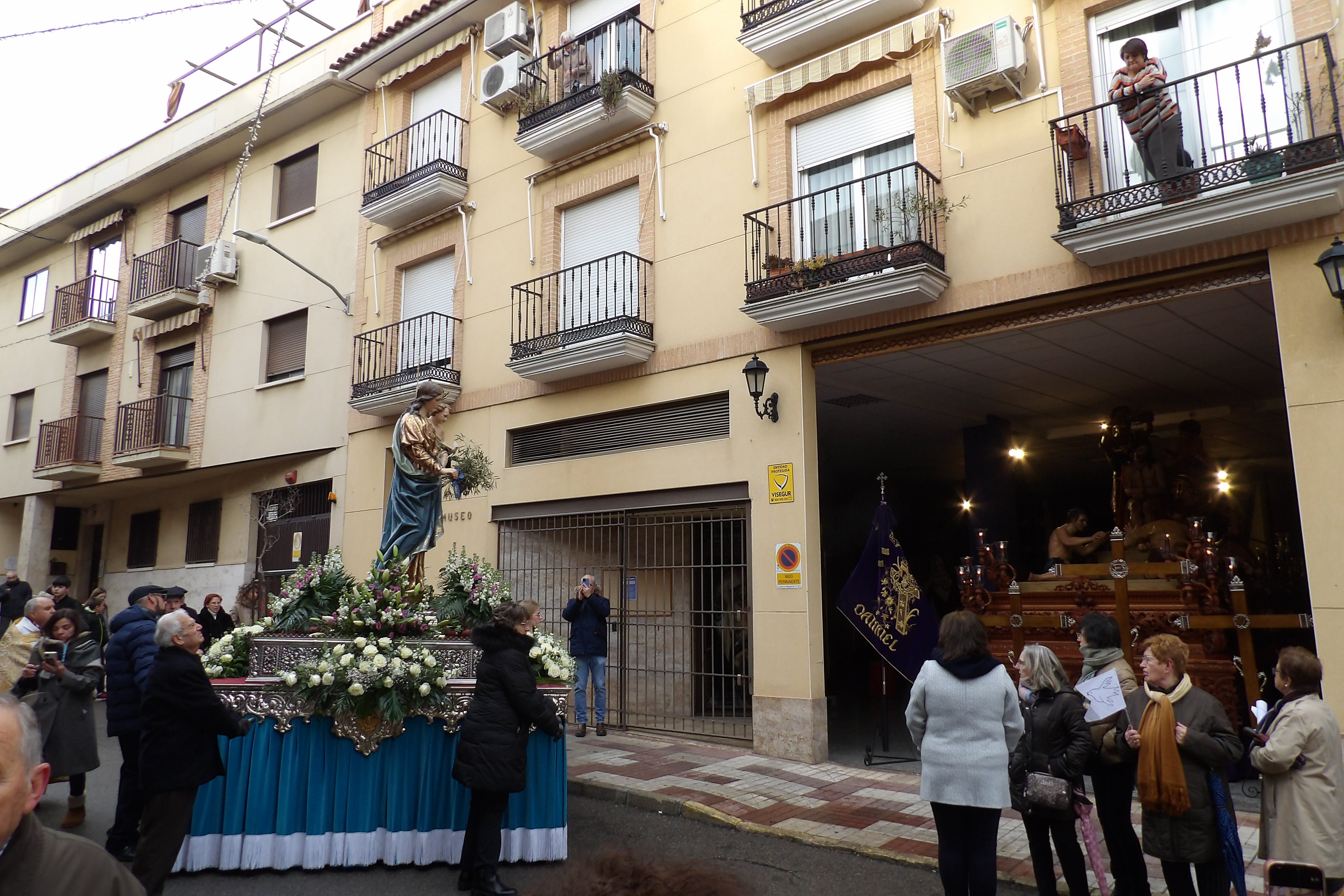 Parada ante el paso de la Coronación de Espinas.