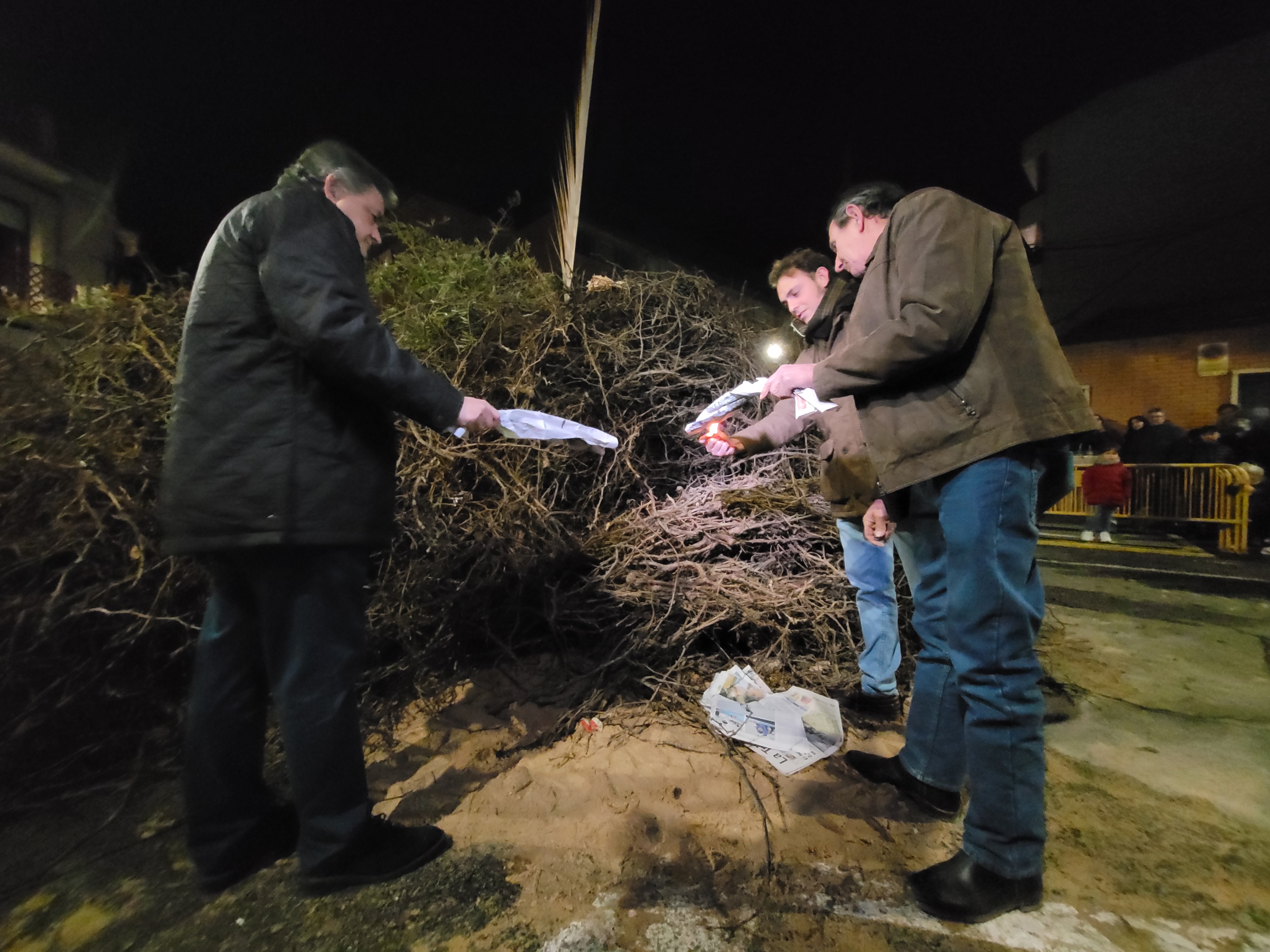 El Mayoral 2026 prendió la hoguera junto al alcalde y el presidente de la Peña Equina Rocinante.