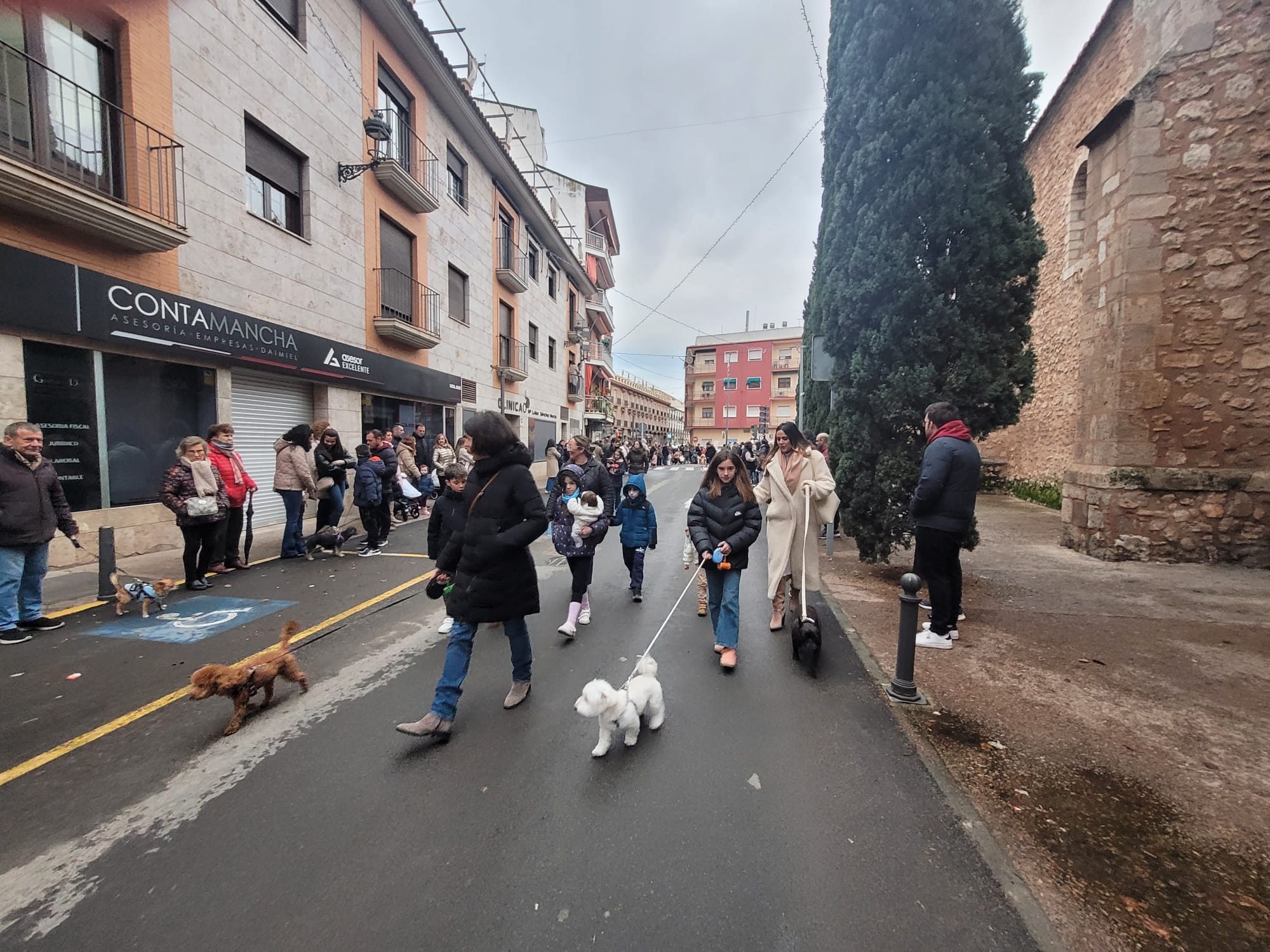 Tras la bendición, los asistentes dieron tres vueltas a la iglesia de Santa María.