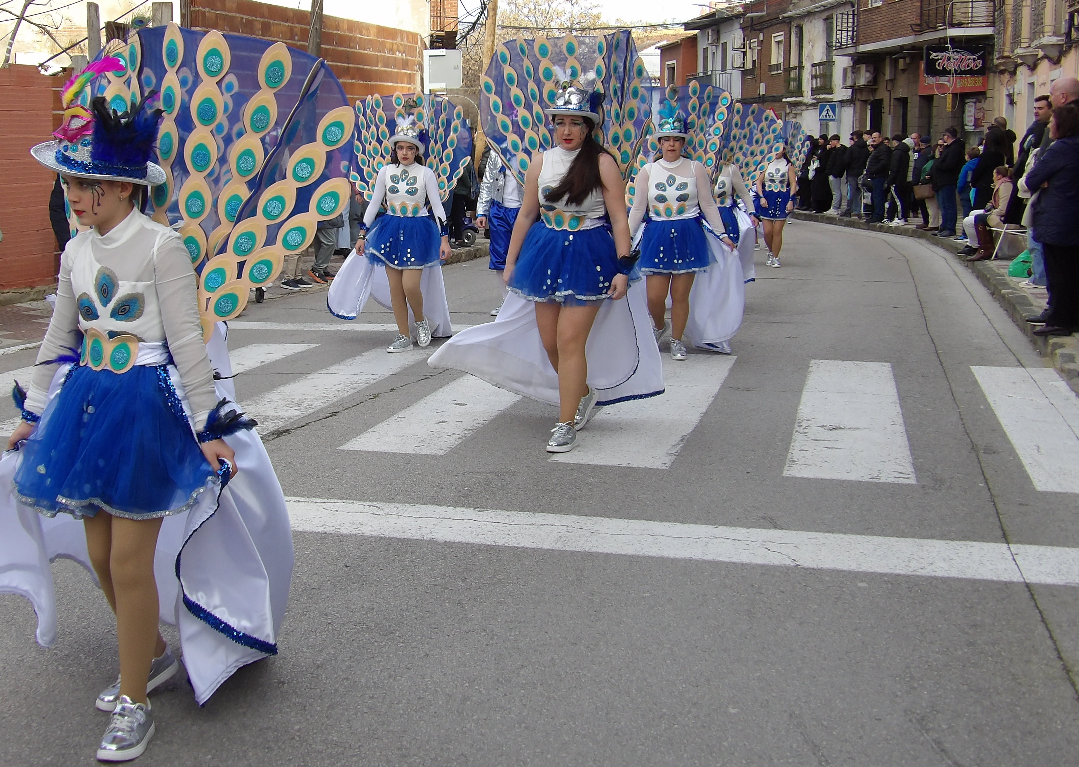 Abriendo la comitiva, la Peña Comparsa La Garrota, de Daimiel.