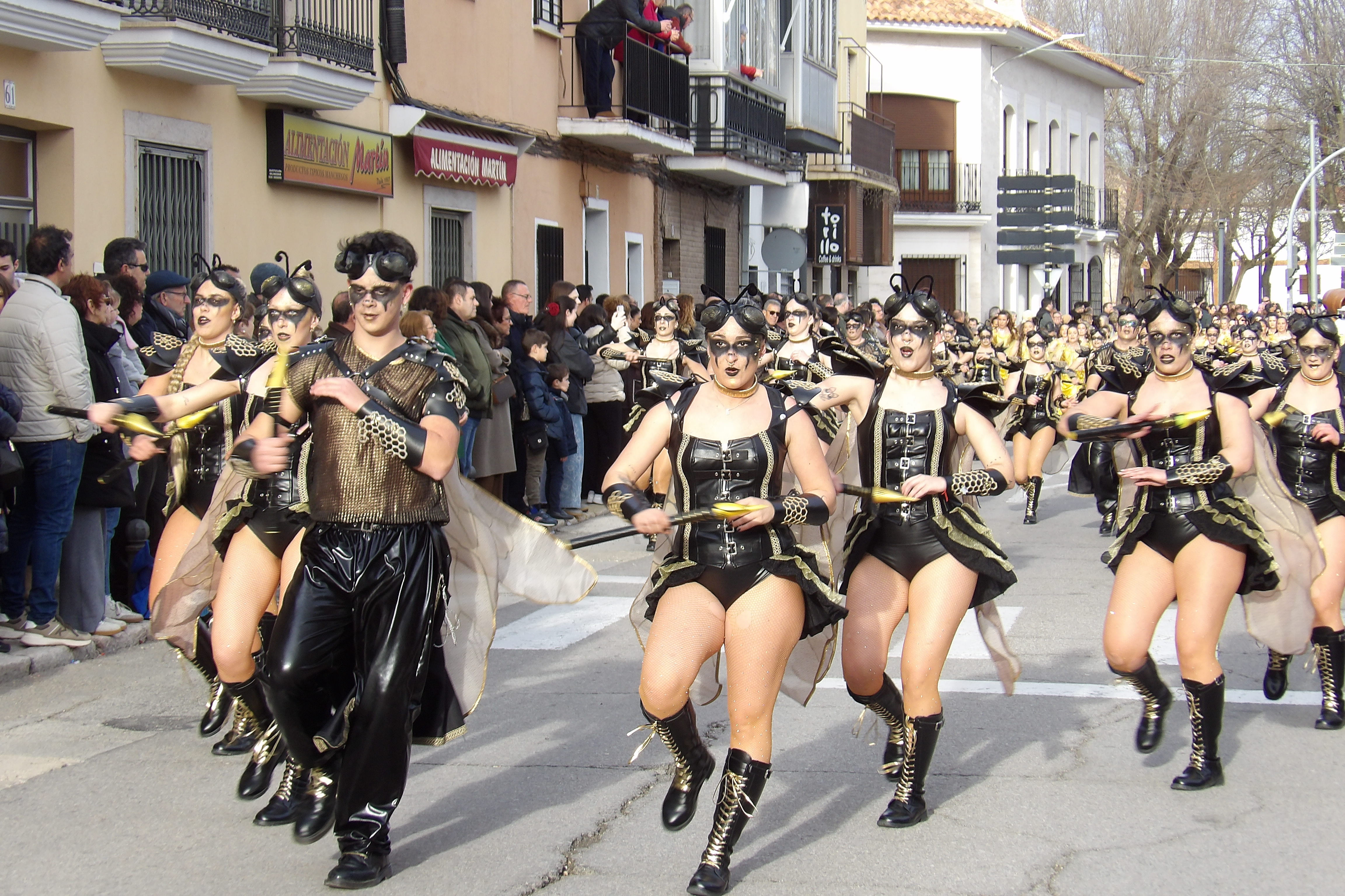 Más de 800 personas participaron en el desfile del domingo por la tarde.