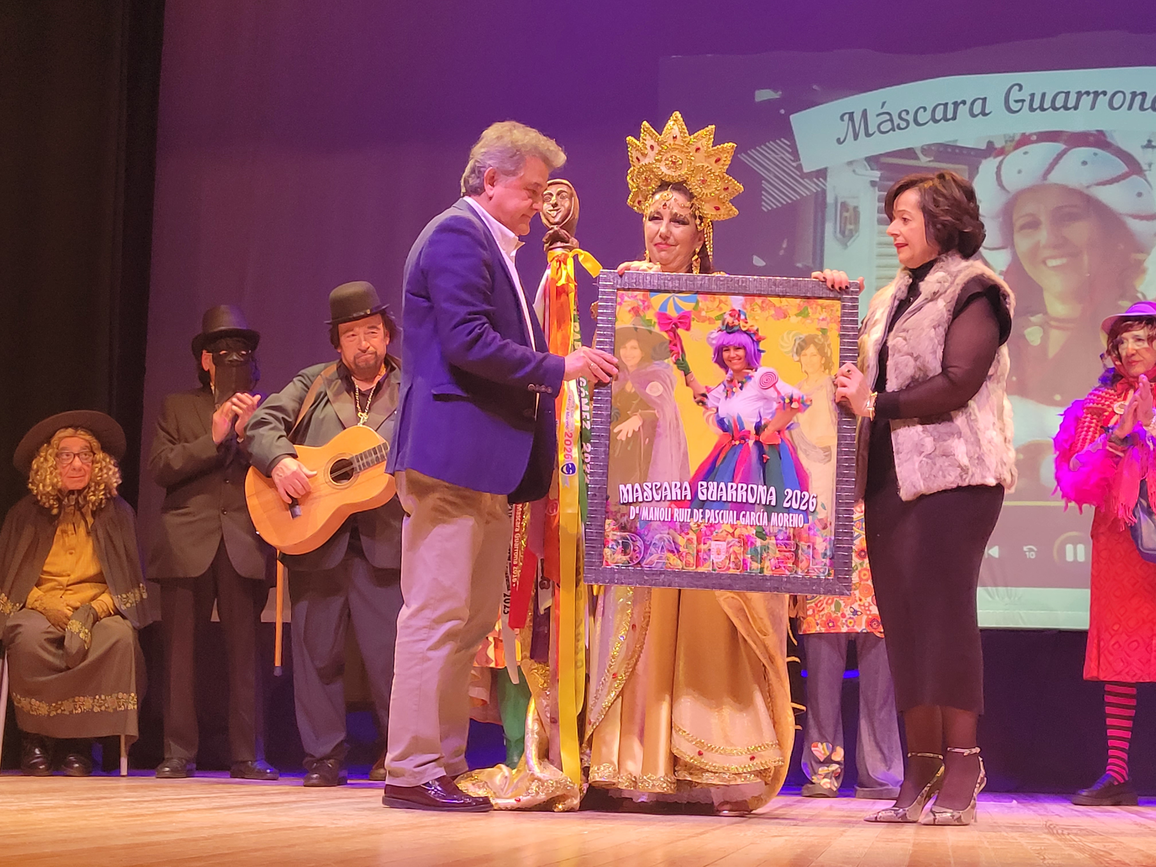 Entrega del cuadro conmemorativo.