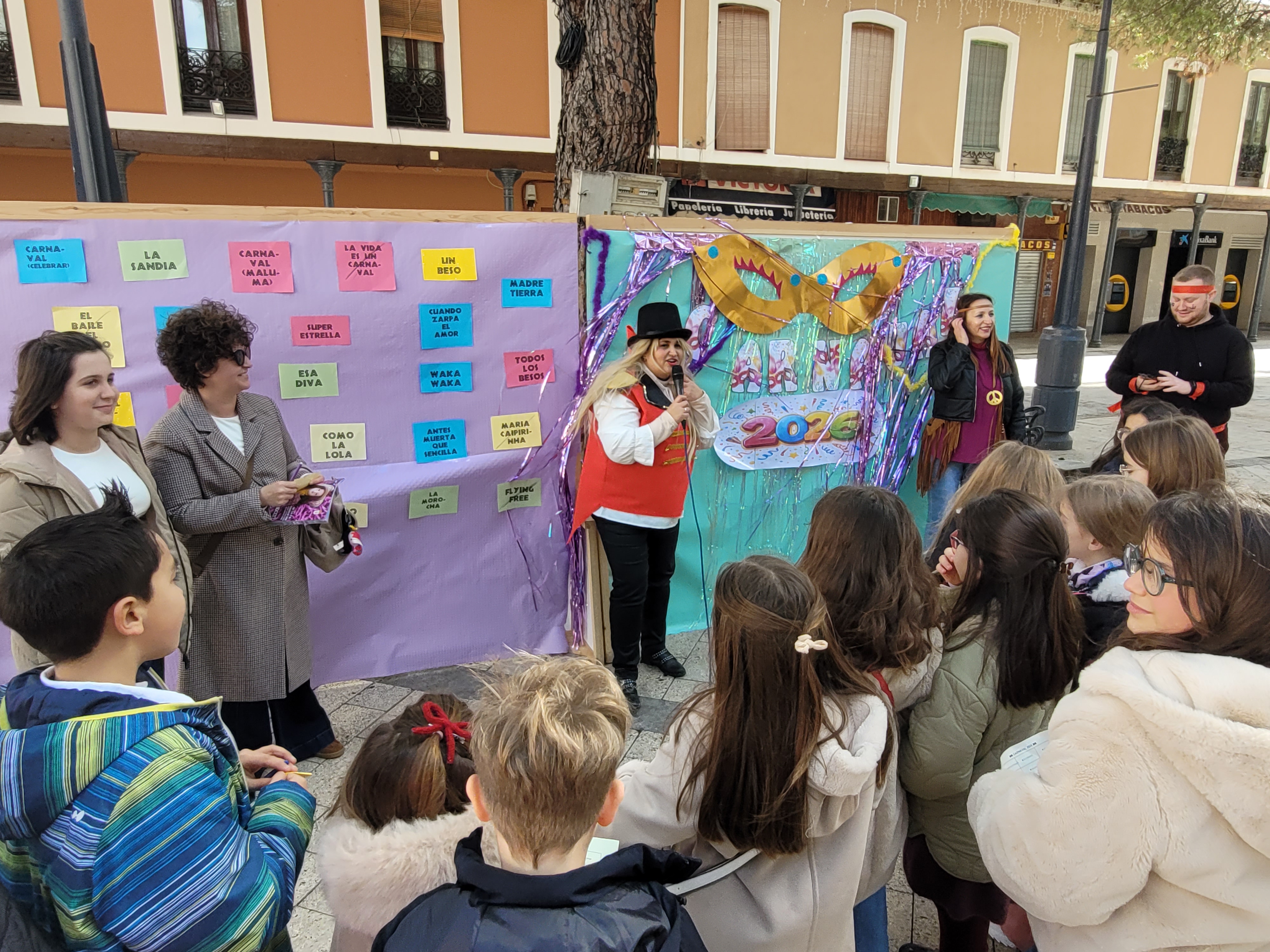 Bingo carnavalero en la Plaza de España.
