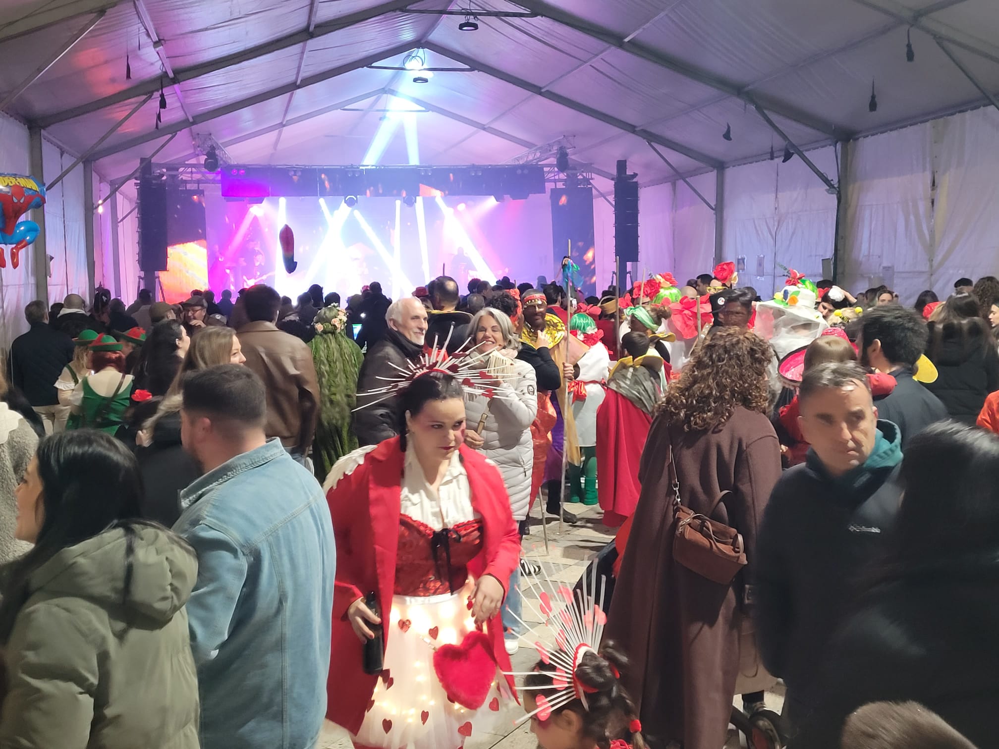 Fiesta 'Bailes y danzas del mundo' en la carpa de la Plaza de España.