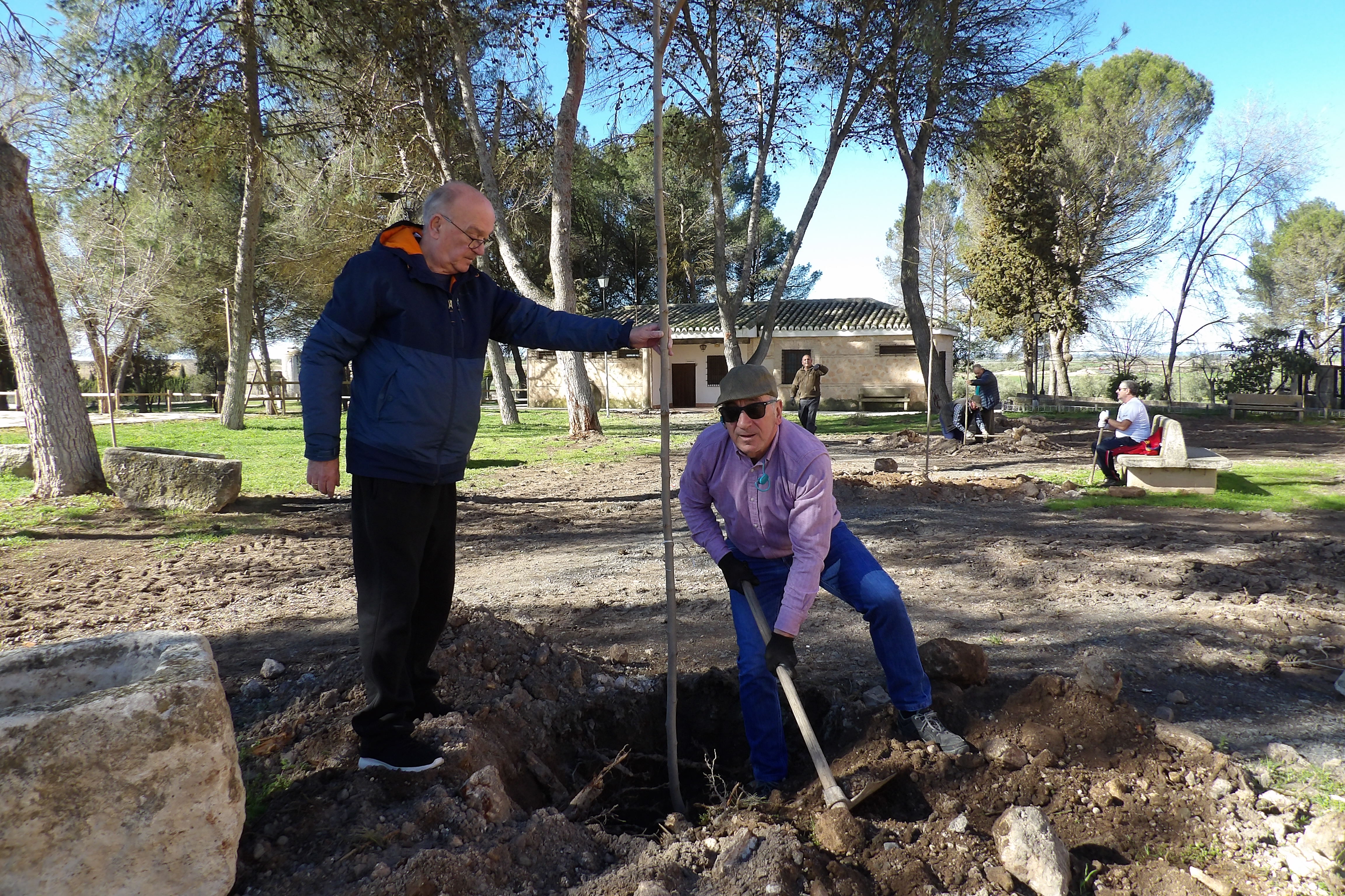 Daimieleños y daimieleñas se han implicado en el cuidado de las zonas verdes del santuario.