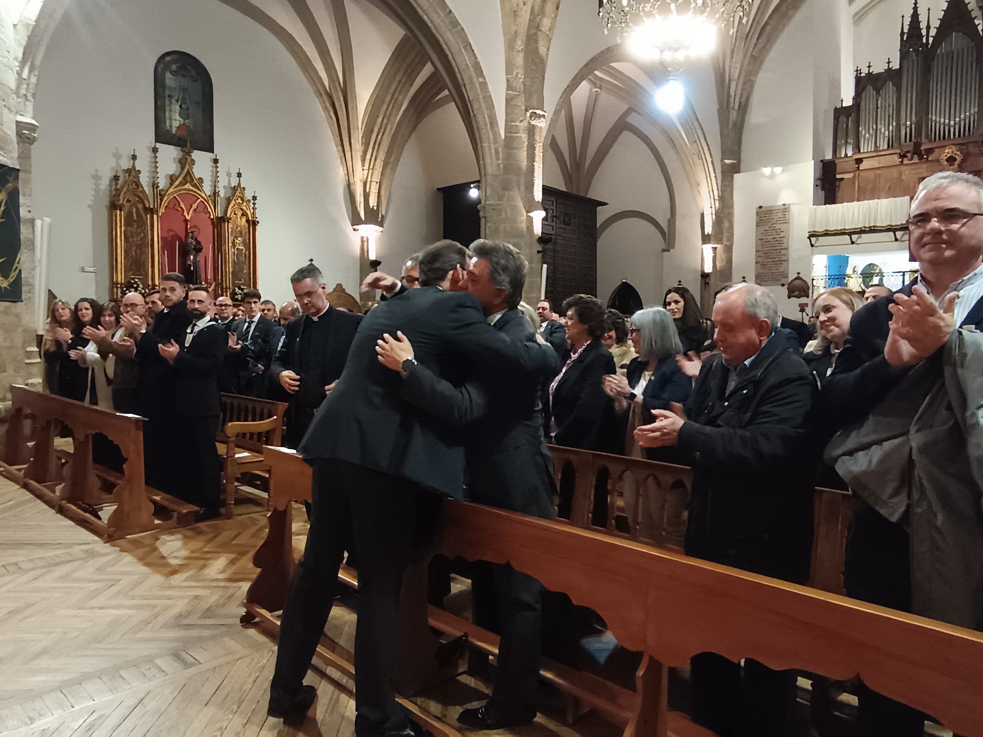 Los presentes se pusieron en pie para felicitar con aplausos a Sánchez de Pablo por su pregón.