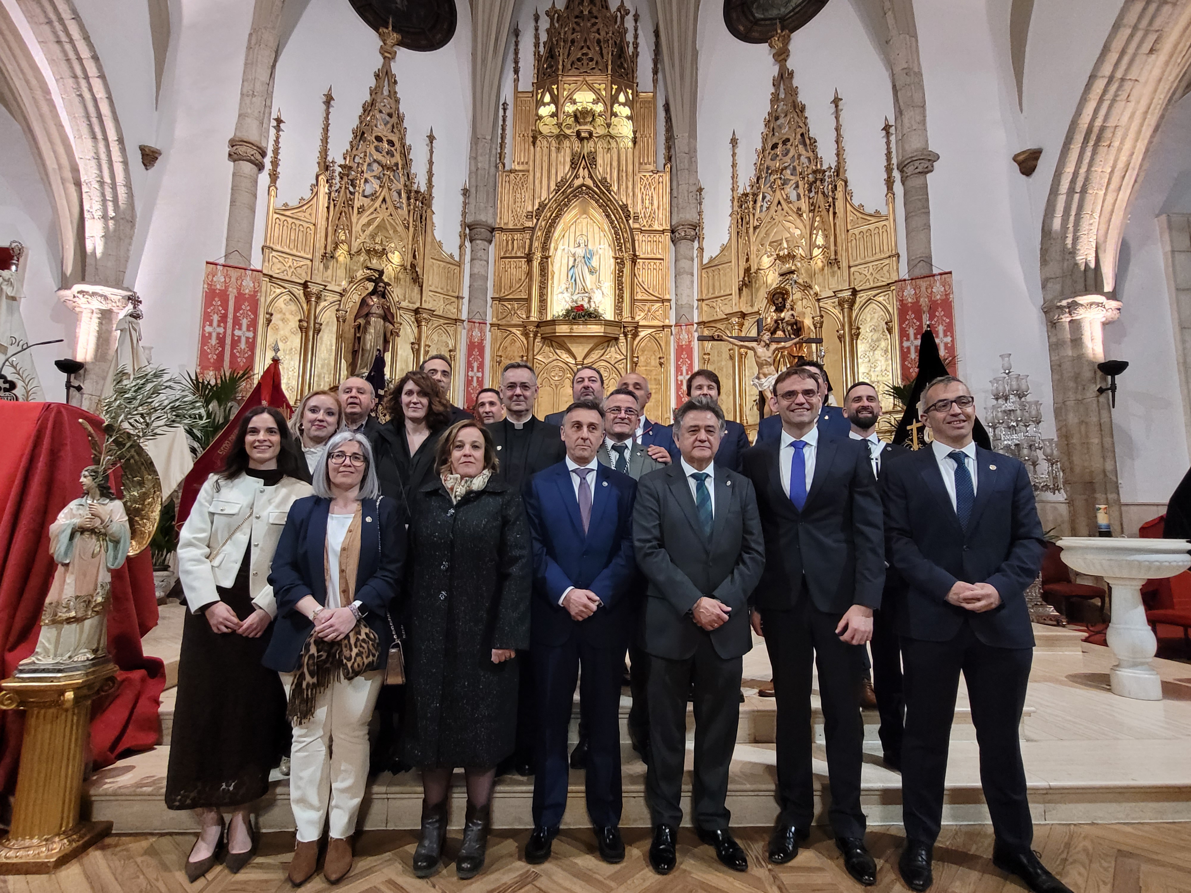 El pregonero estuvo arropado por los representantes de las hermandades y cofradías de pasión daimieleñas.
