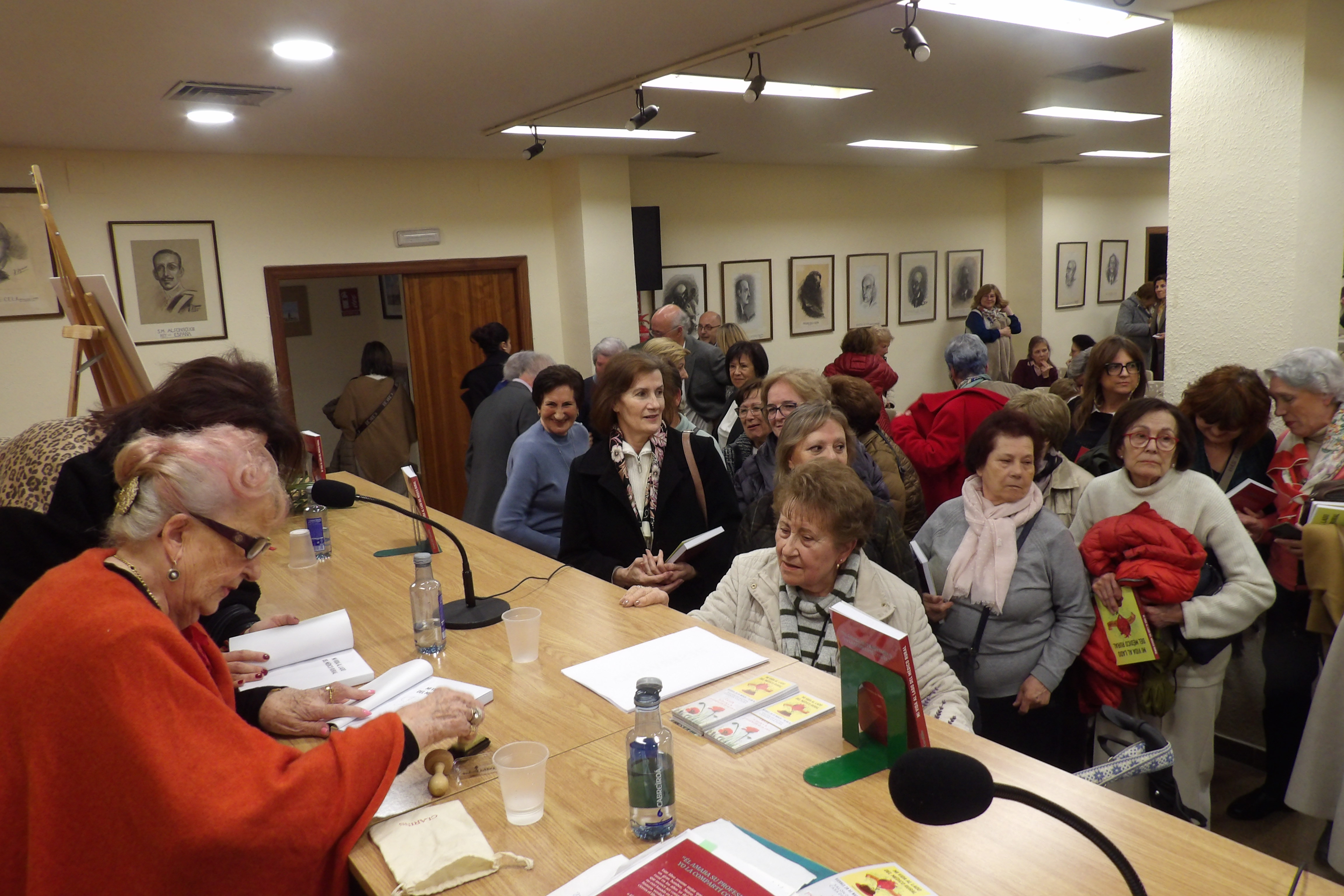 Firma de libros al final del acto.