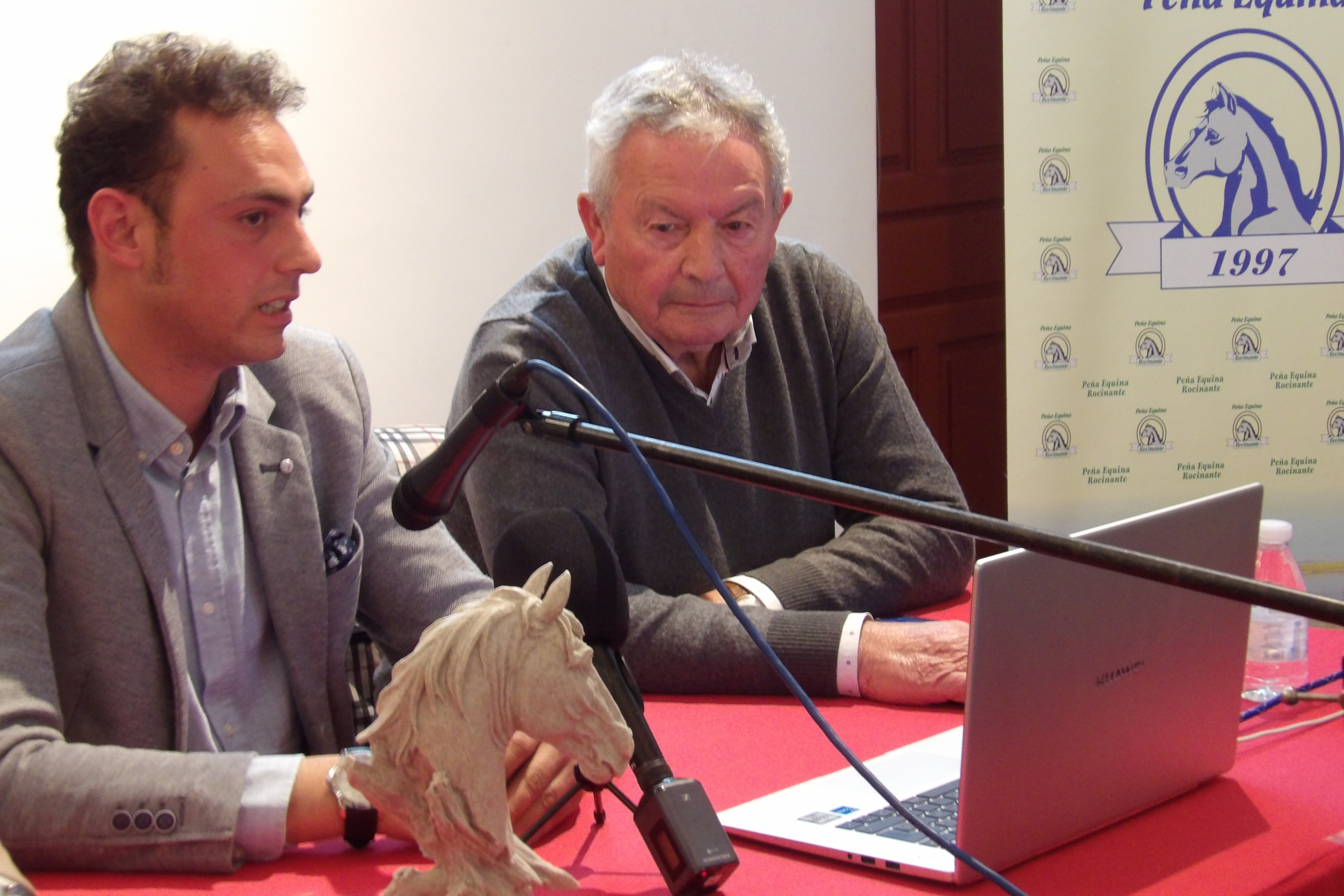 Jesús Pozuelo Clemente, a la derecha, ofreció la charla ‘El burro, un compañero olvidado’.