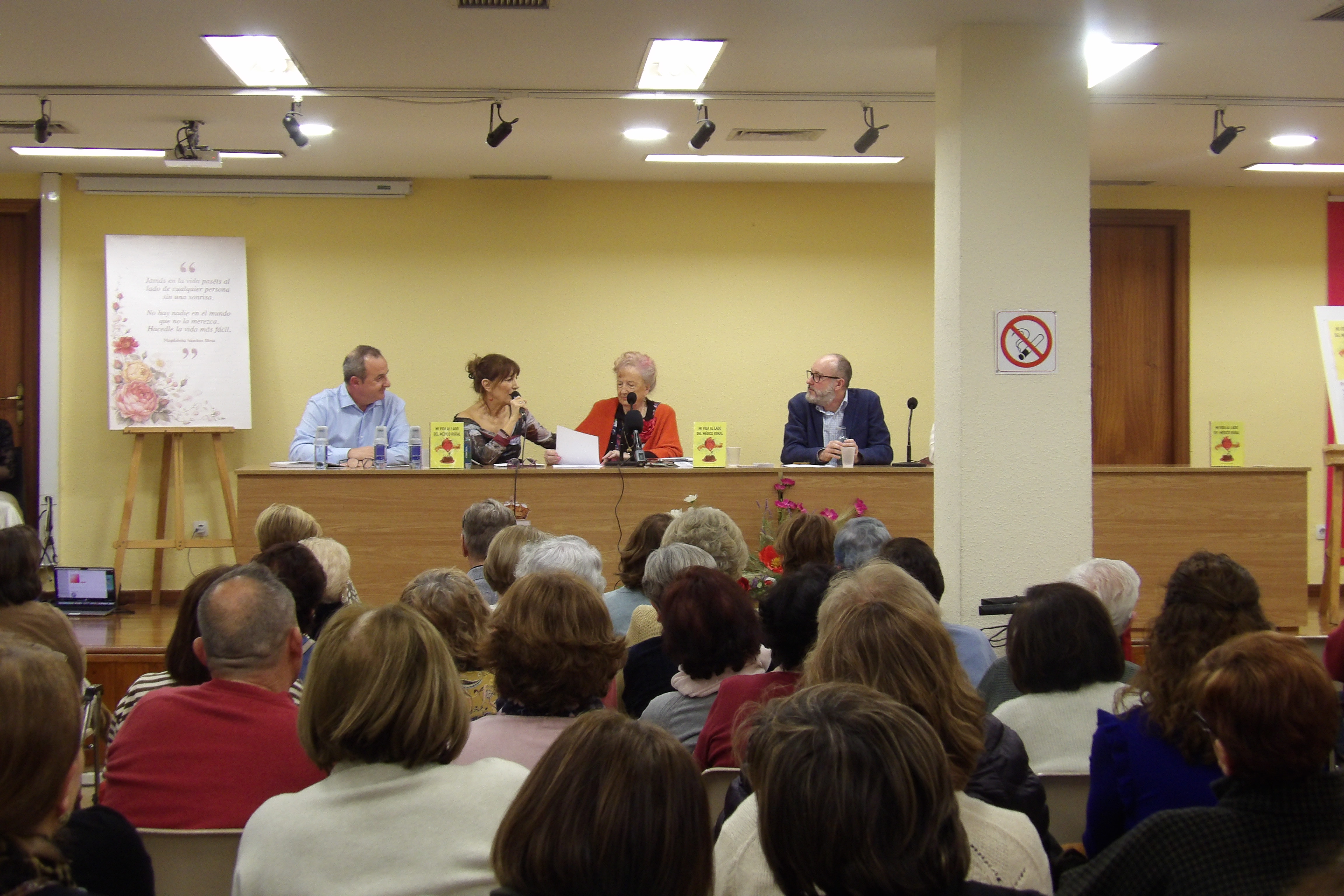 La sala estuvo abarrotada de amigos y conocidos.