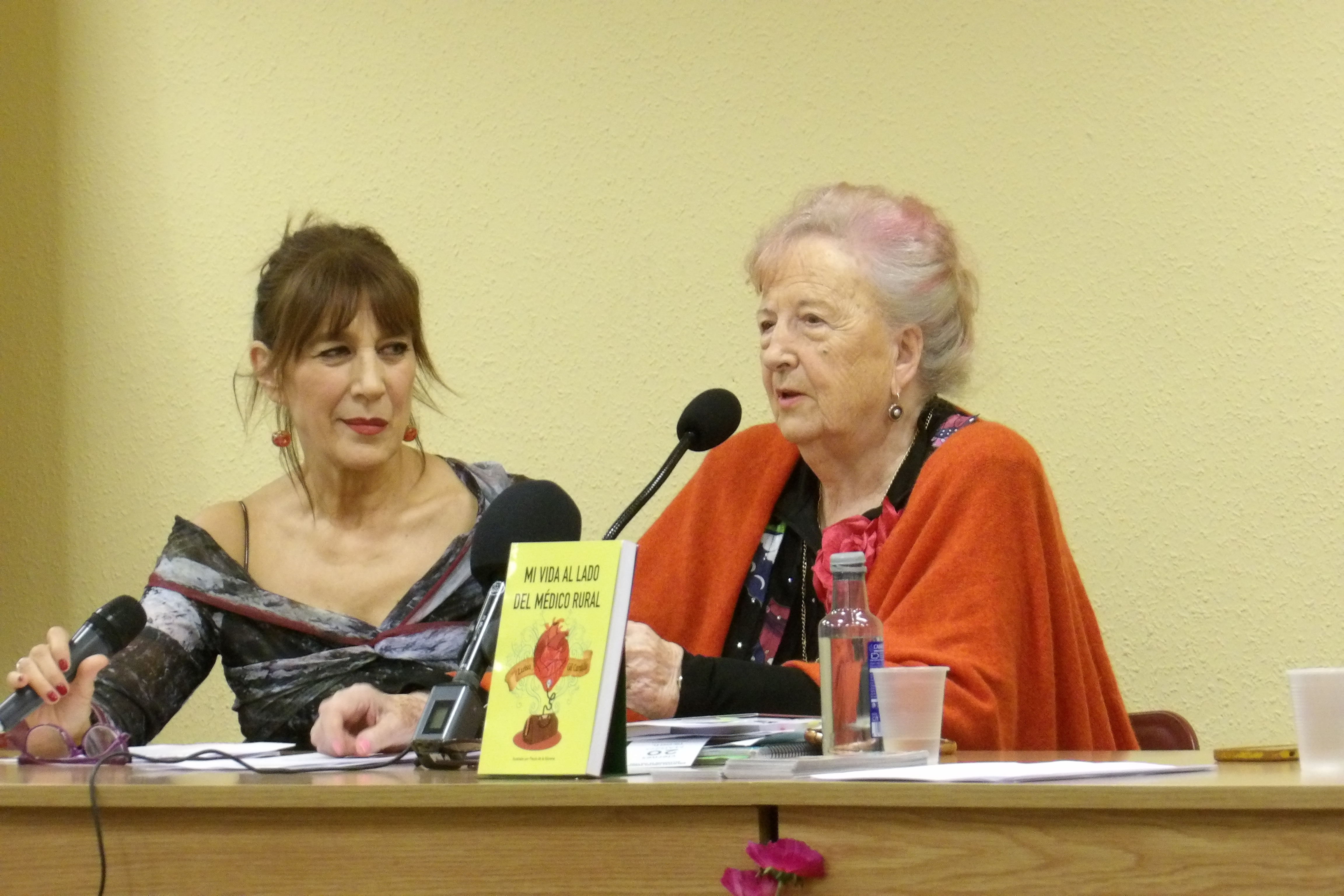 Luisa Gil junto a Ana Sánchez-Herrera.