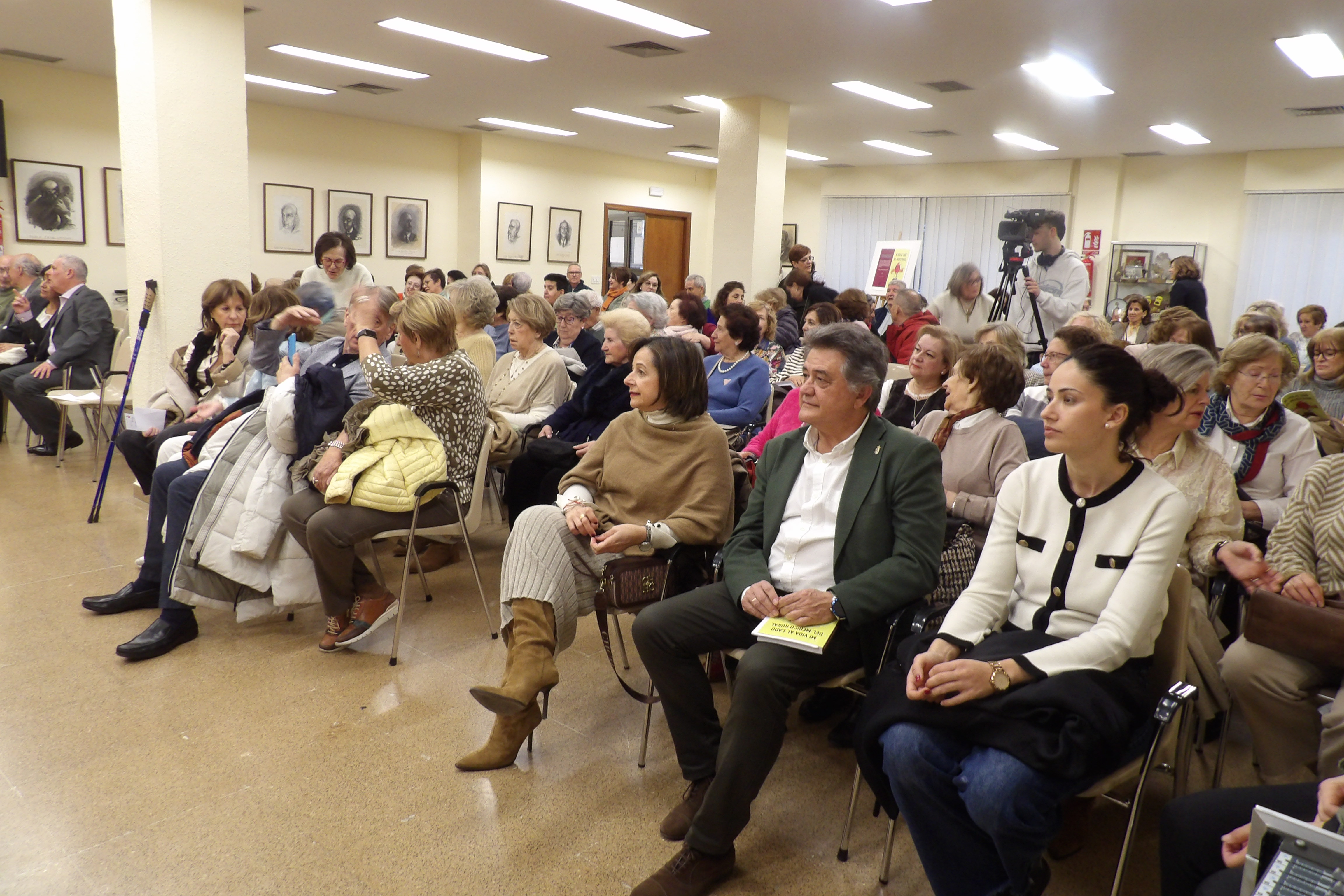 El Salón de Actos de la Casa de Cultura, lleno.