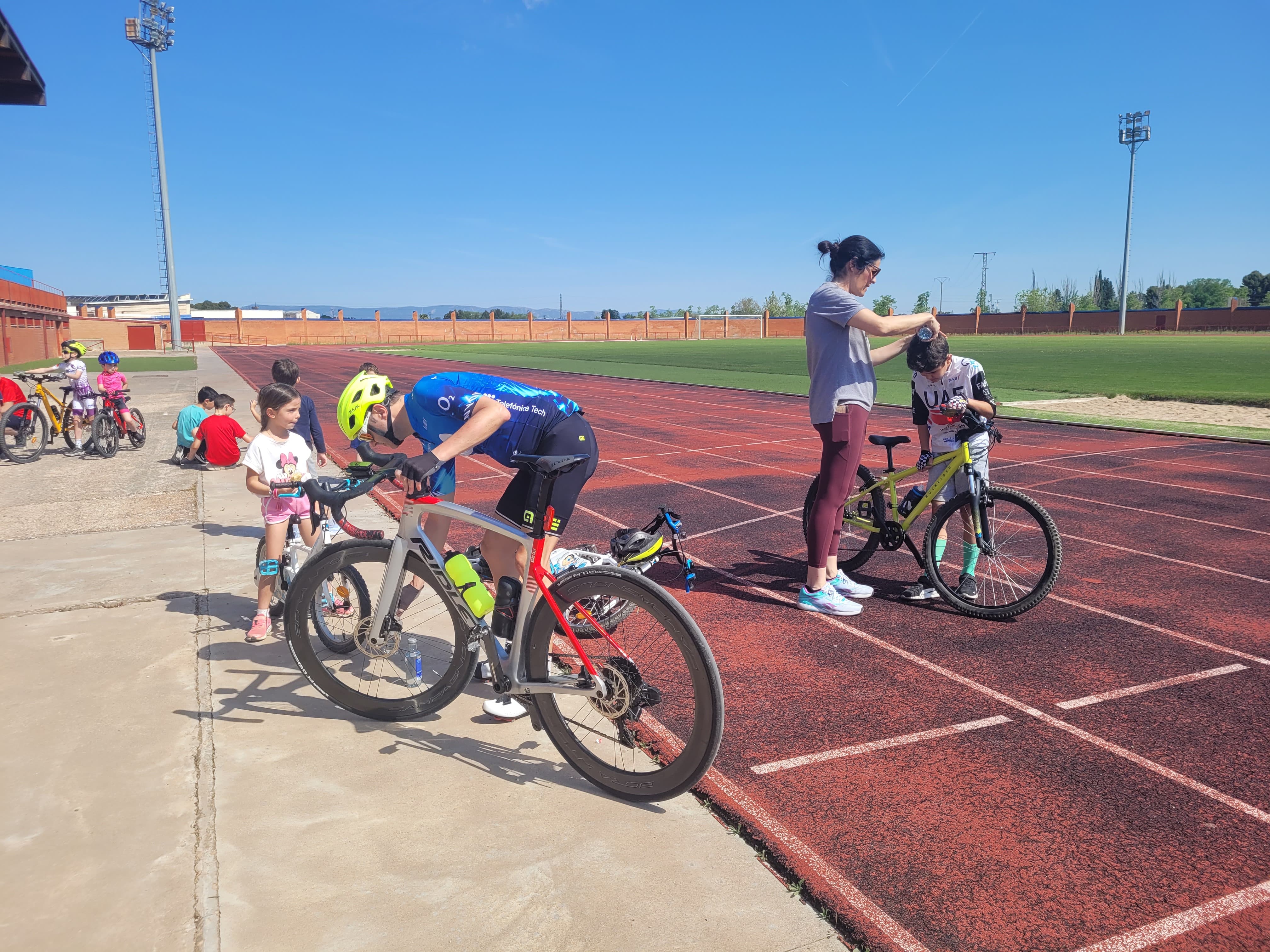 Al finalizar el trayecto los participantes se han refrescado.