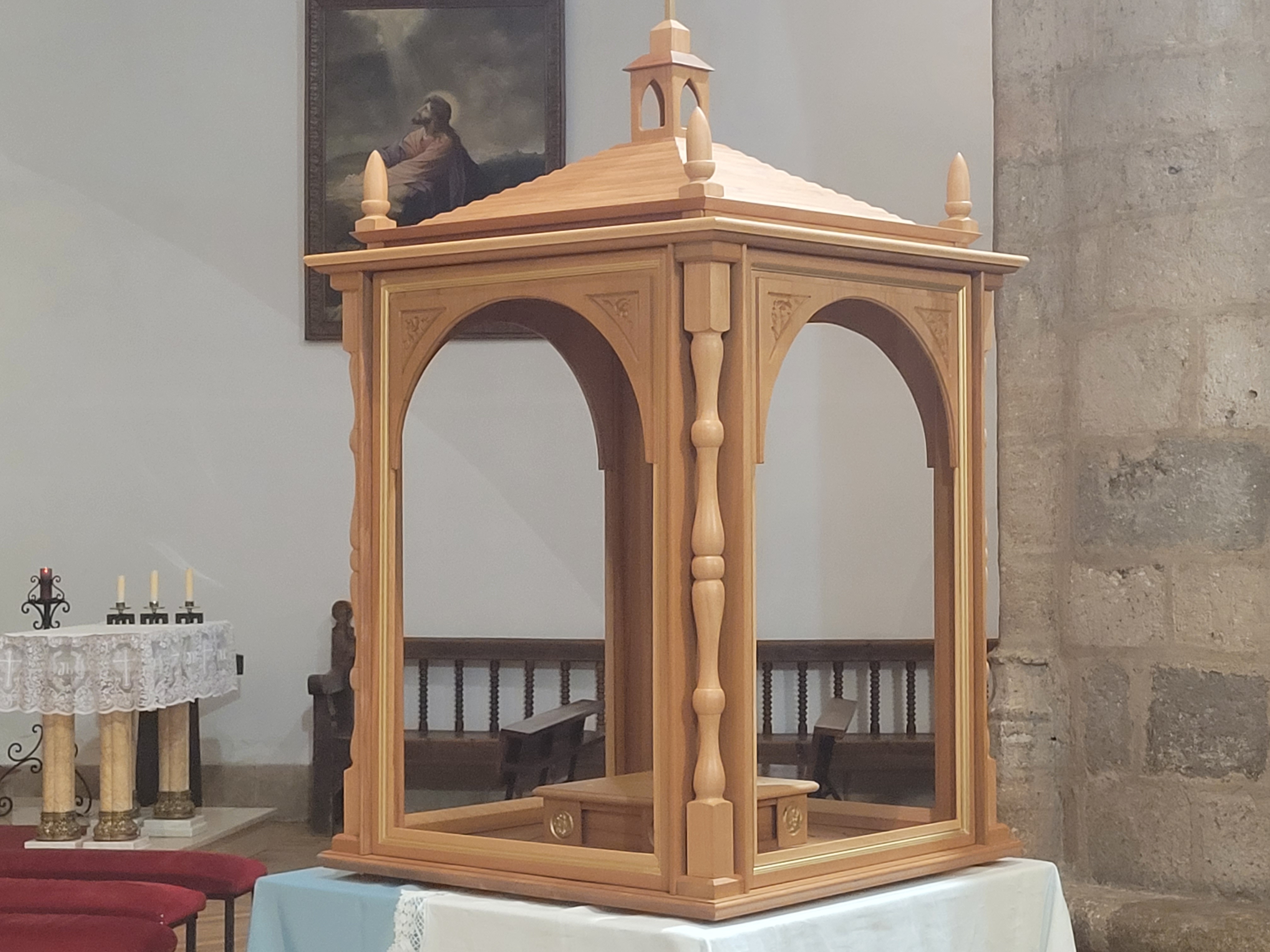 La estructura ha sido construida en madera de cedro.