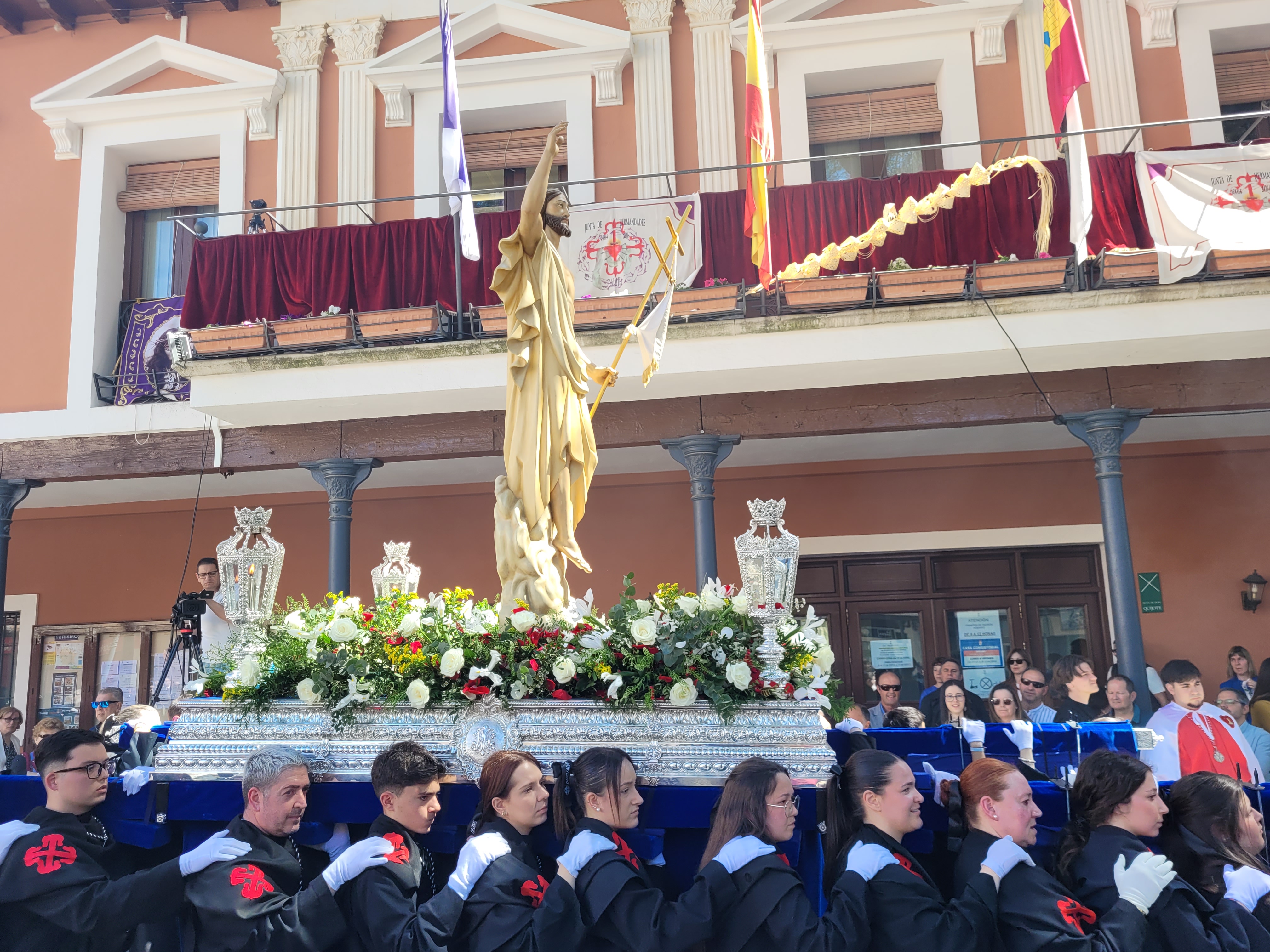 La imagen del 'Resucitado' a su paso por la Plaza de España.