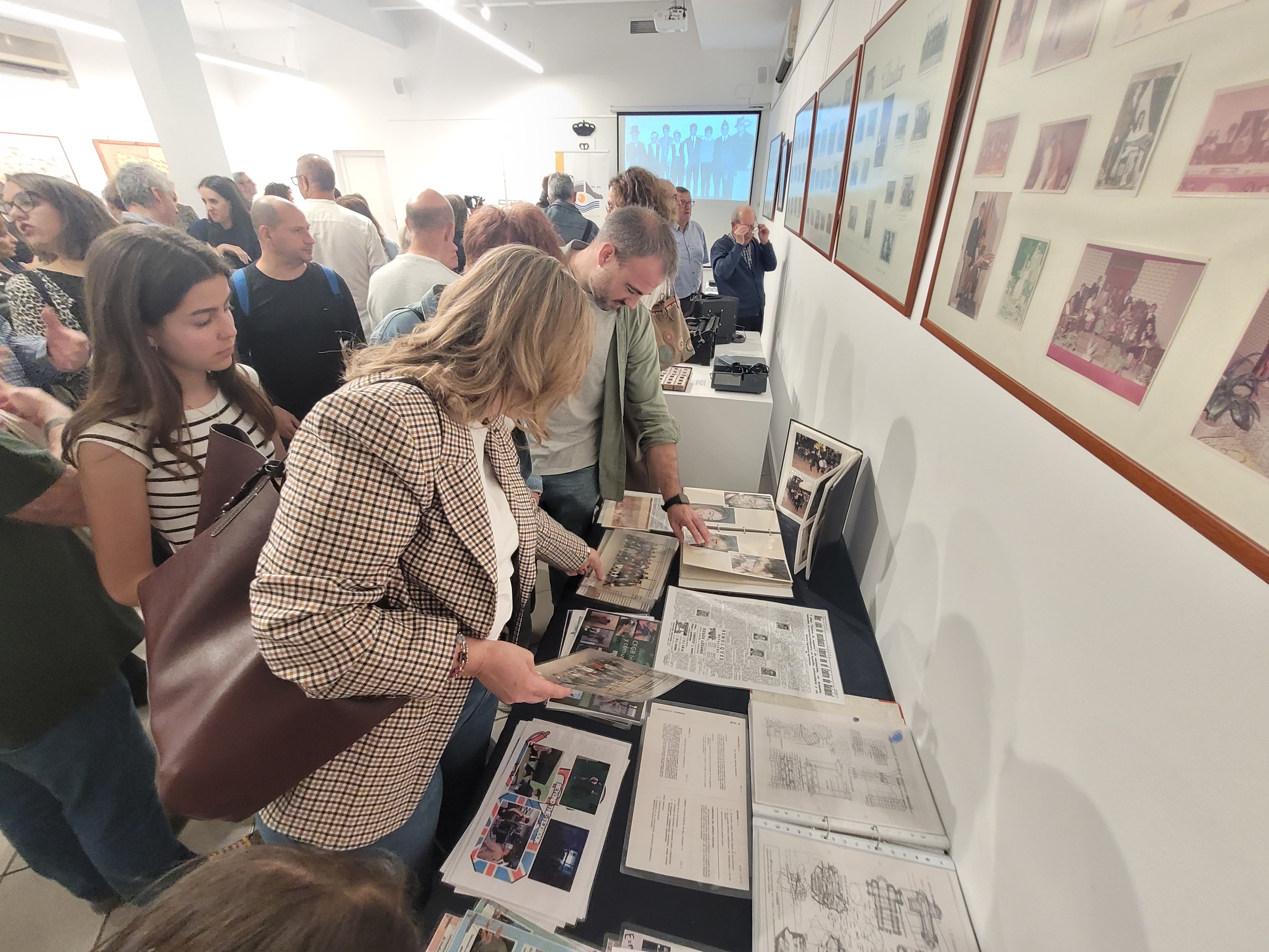 La exposición reúne fotografías y material relacionado con el centro.