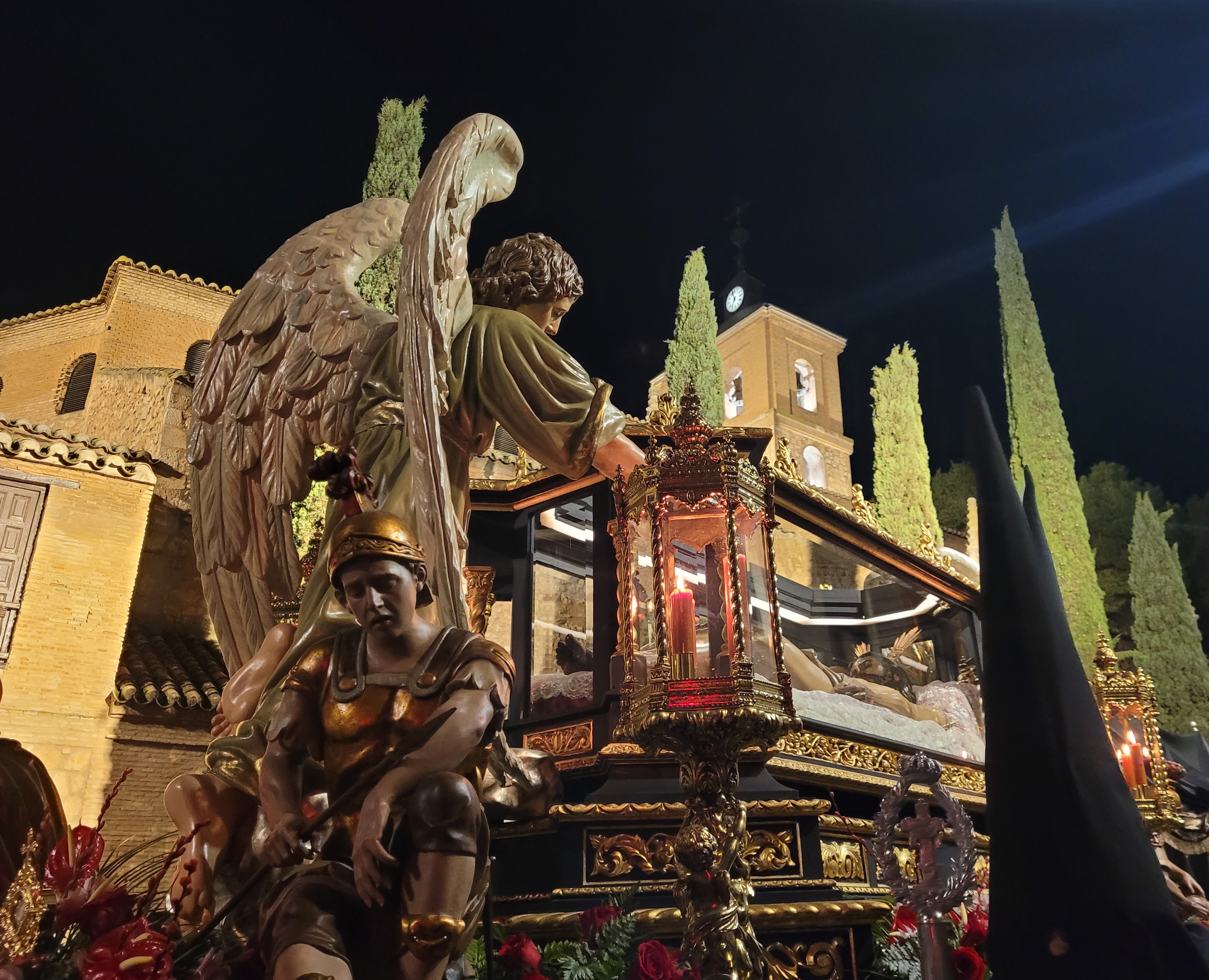 La imagen del Cristo del Sepulcro recorrió solemne las calles de Daimiel.