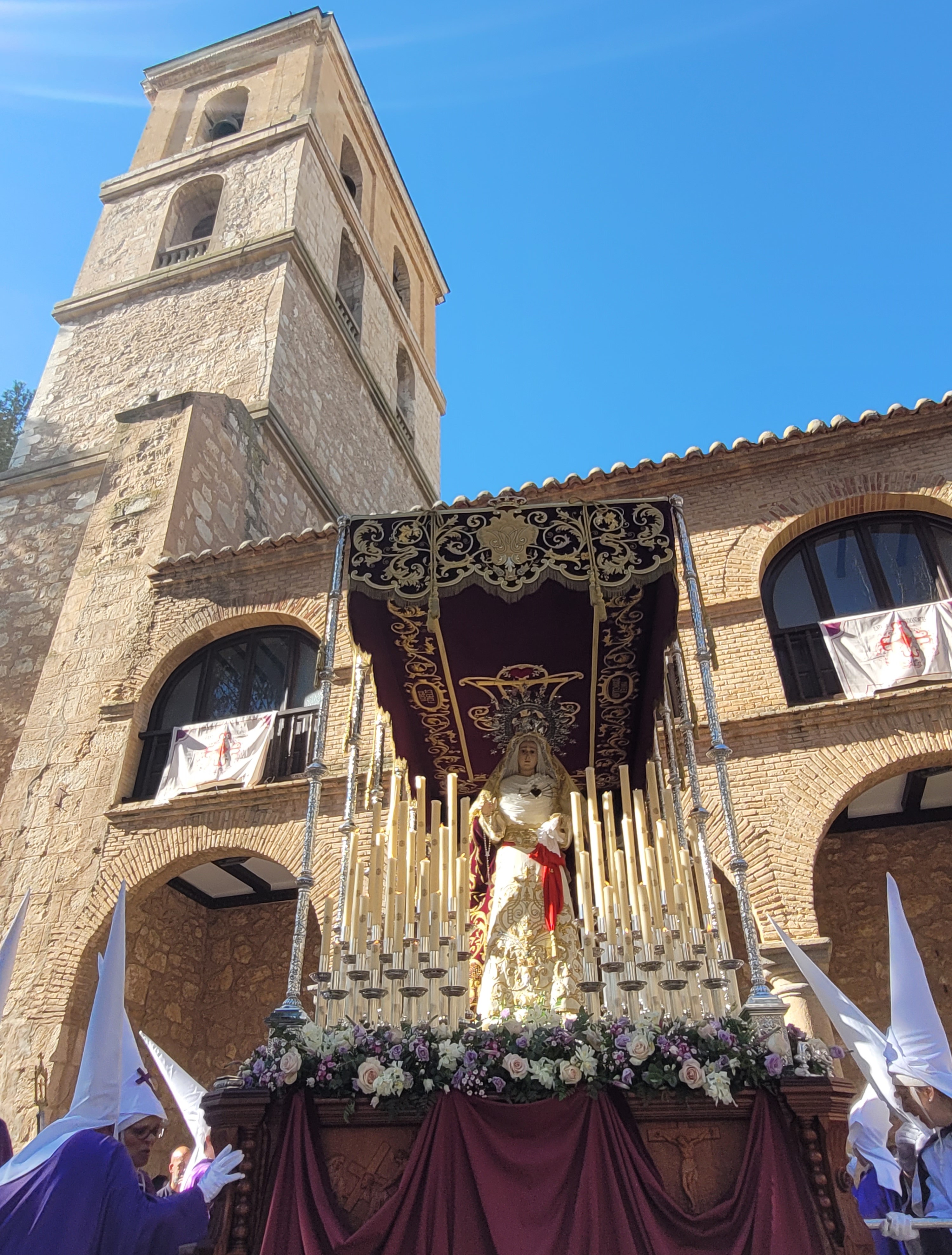Nuestra Señora de los Dolores a la salida de Santa María.