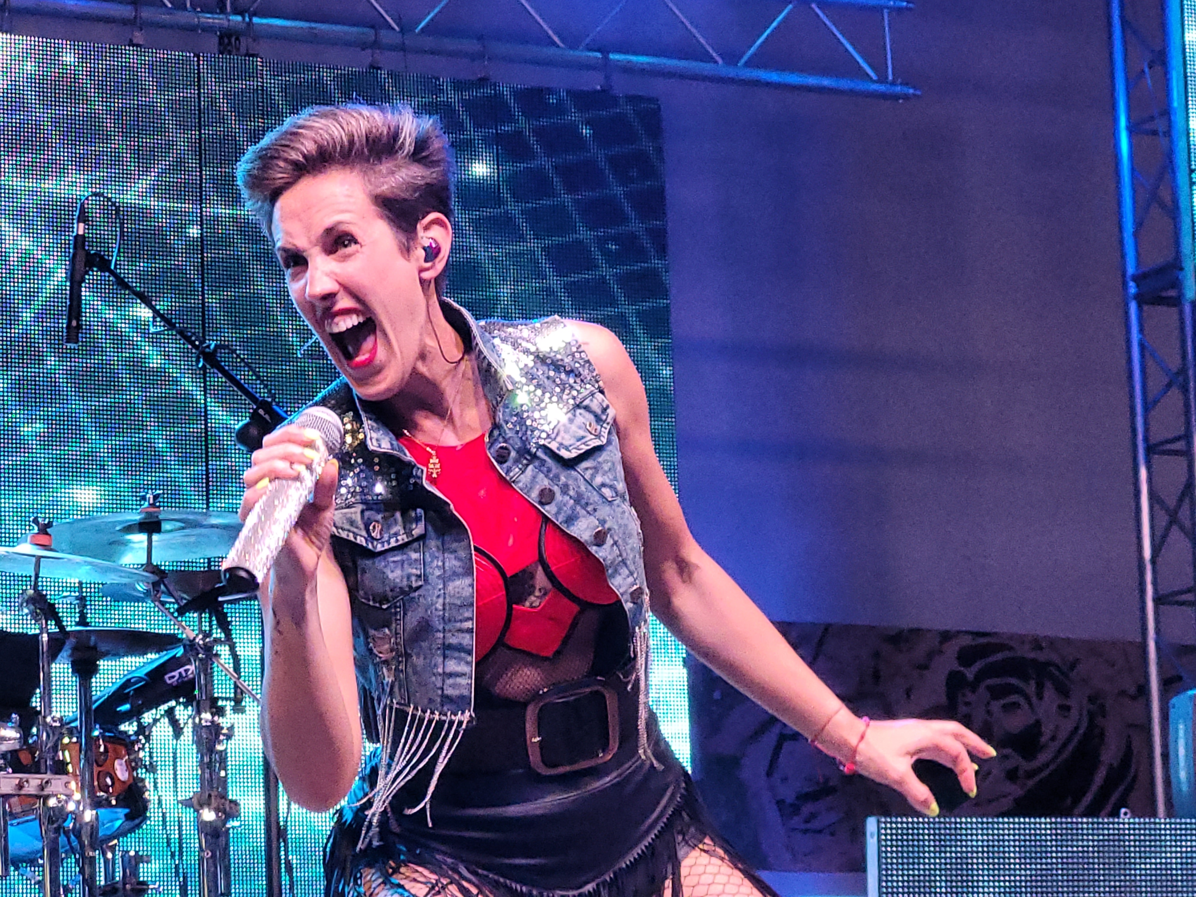 La cantante se volcó con el público.