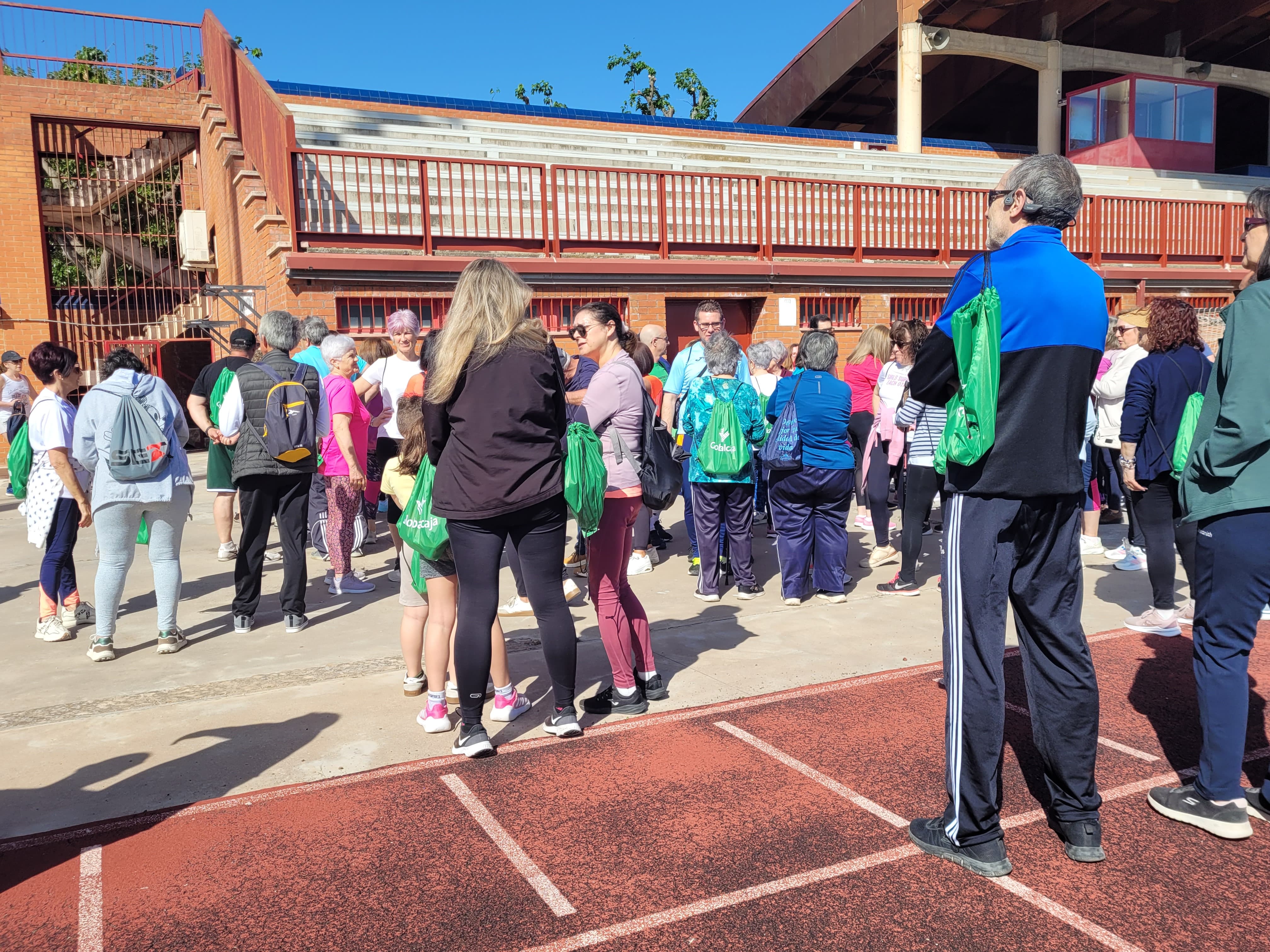 Antes de salir se repartieron mochila con agua para todos.