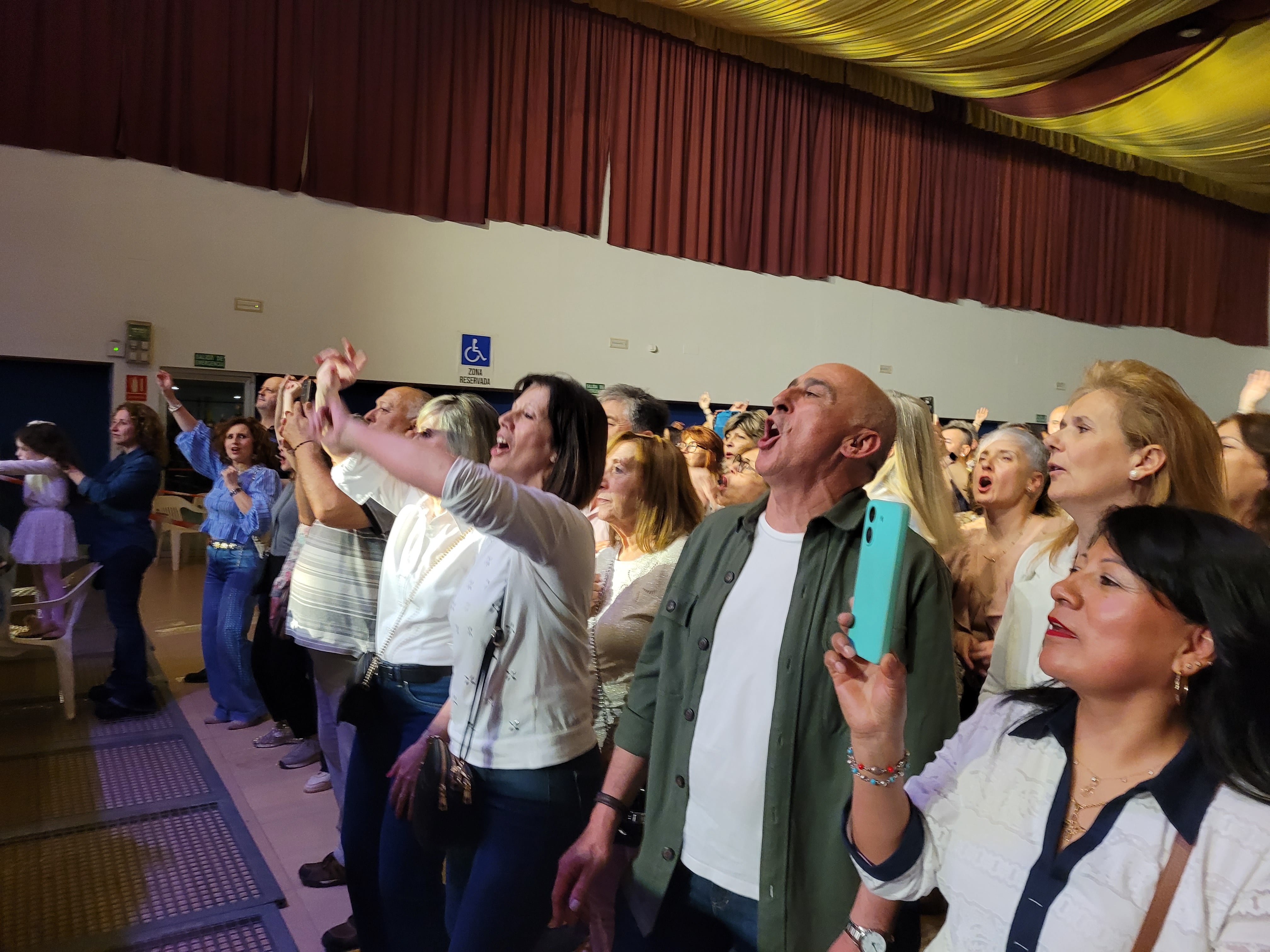 El público coreó todas las canciones.