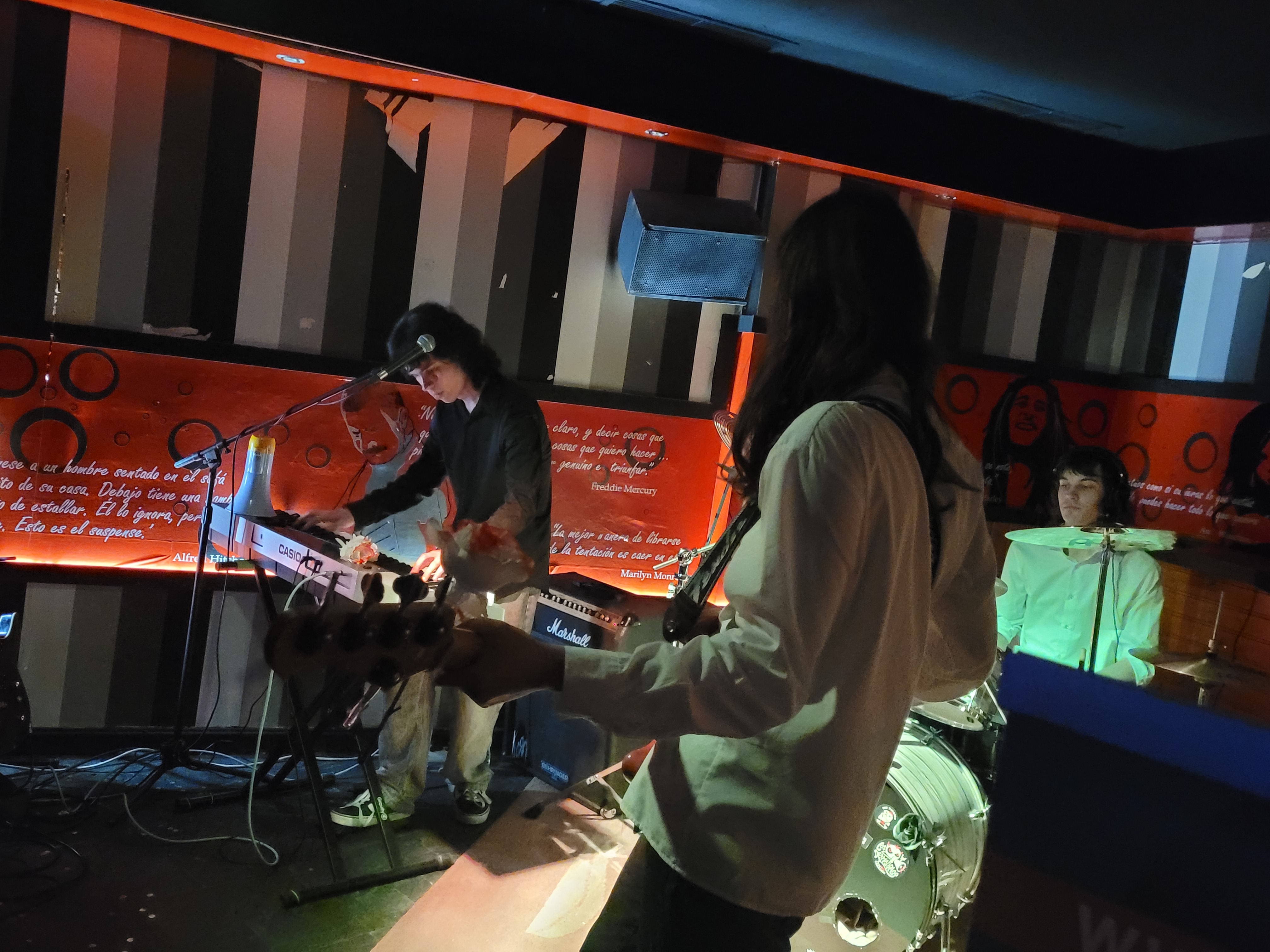 La banda Two Seasons actuó en Cano's.