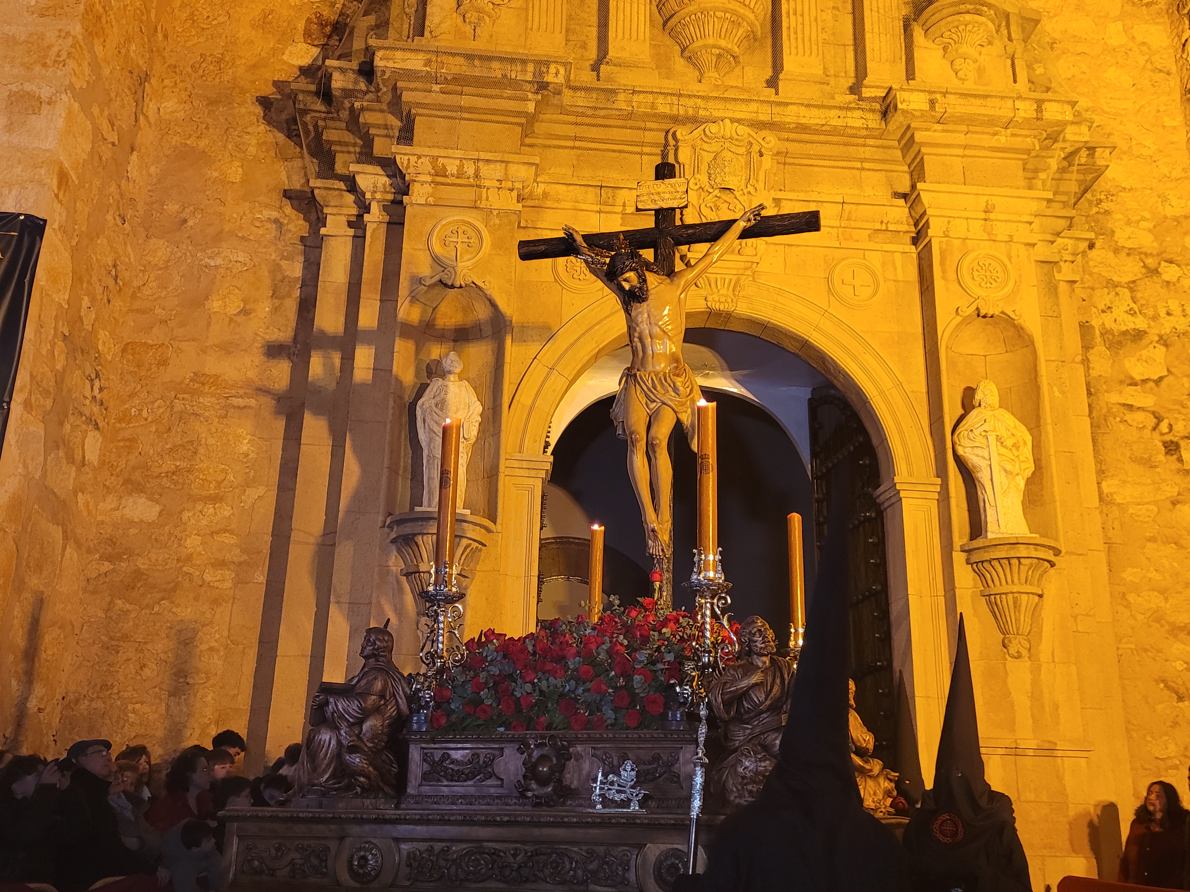 La imagen del Cristo del Consuelo a la salida de San Pedro.
