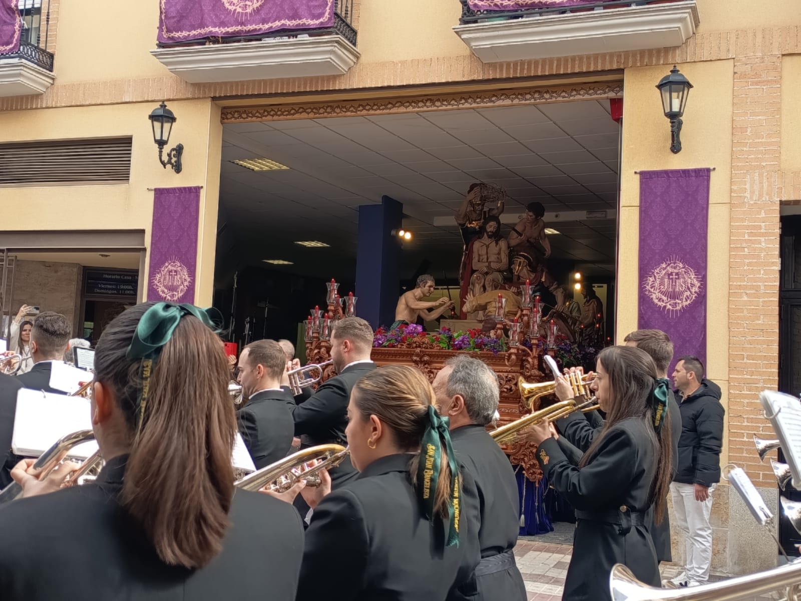 Las bandas tocaron frente a la imagen de la Coronación de Espinas.