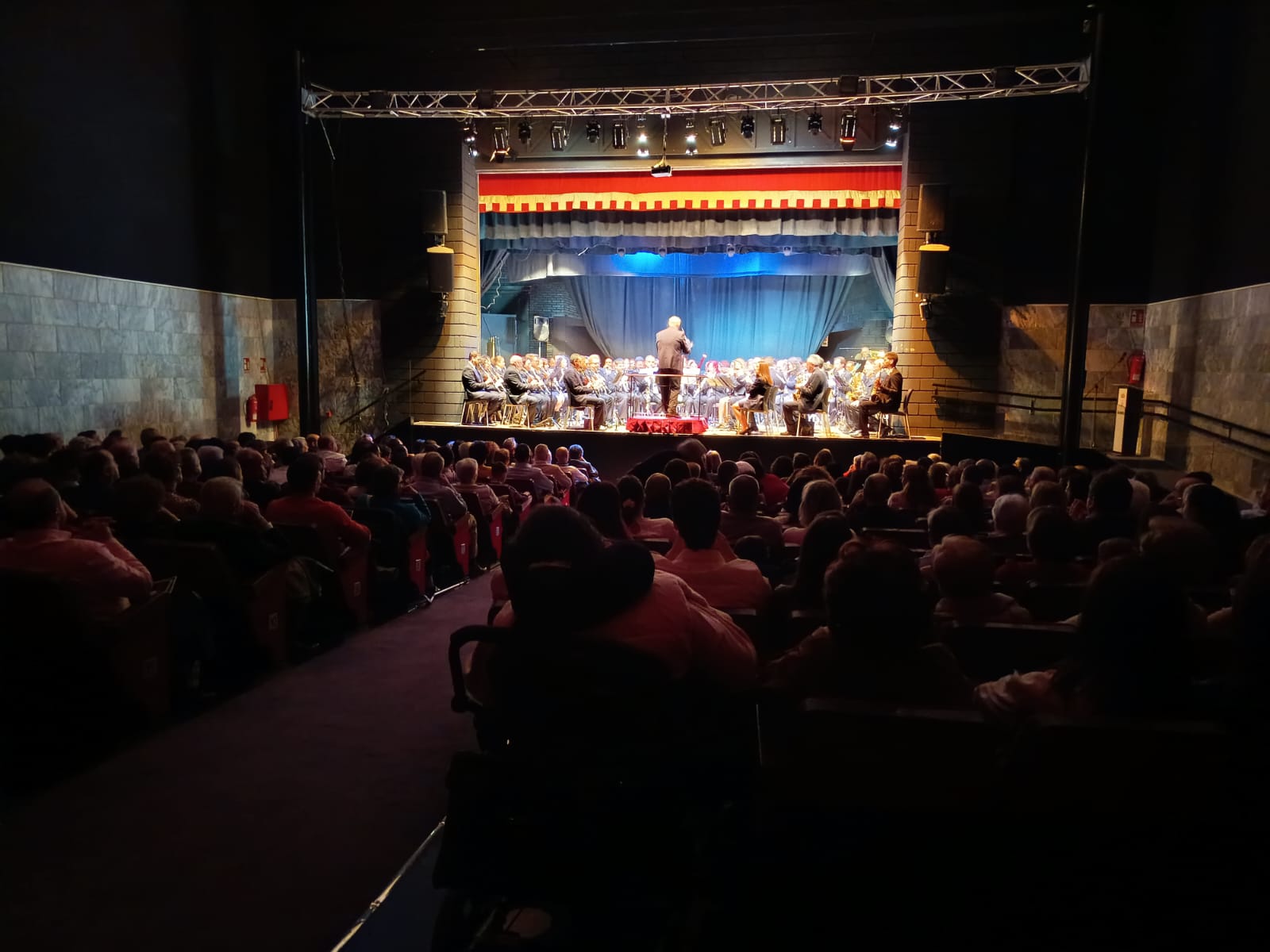 No quedaron butacas libres en el Ayala.