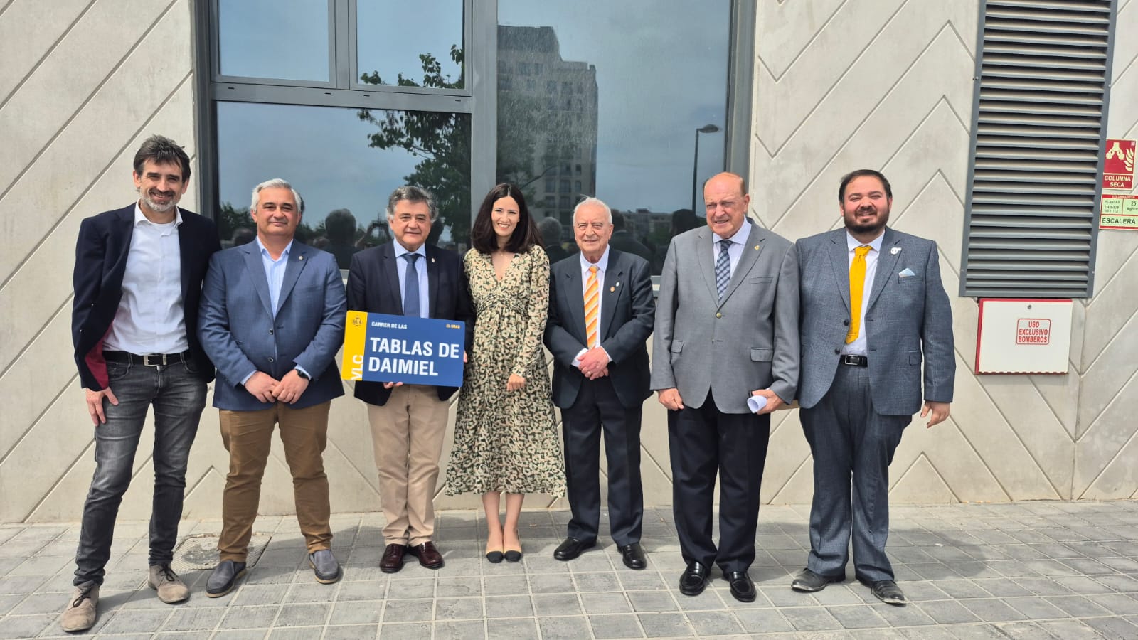 El alcalde, Leopoldo Sierra, junto al resto de autoridades en la inauguración.