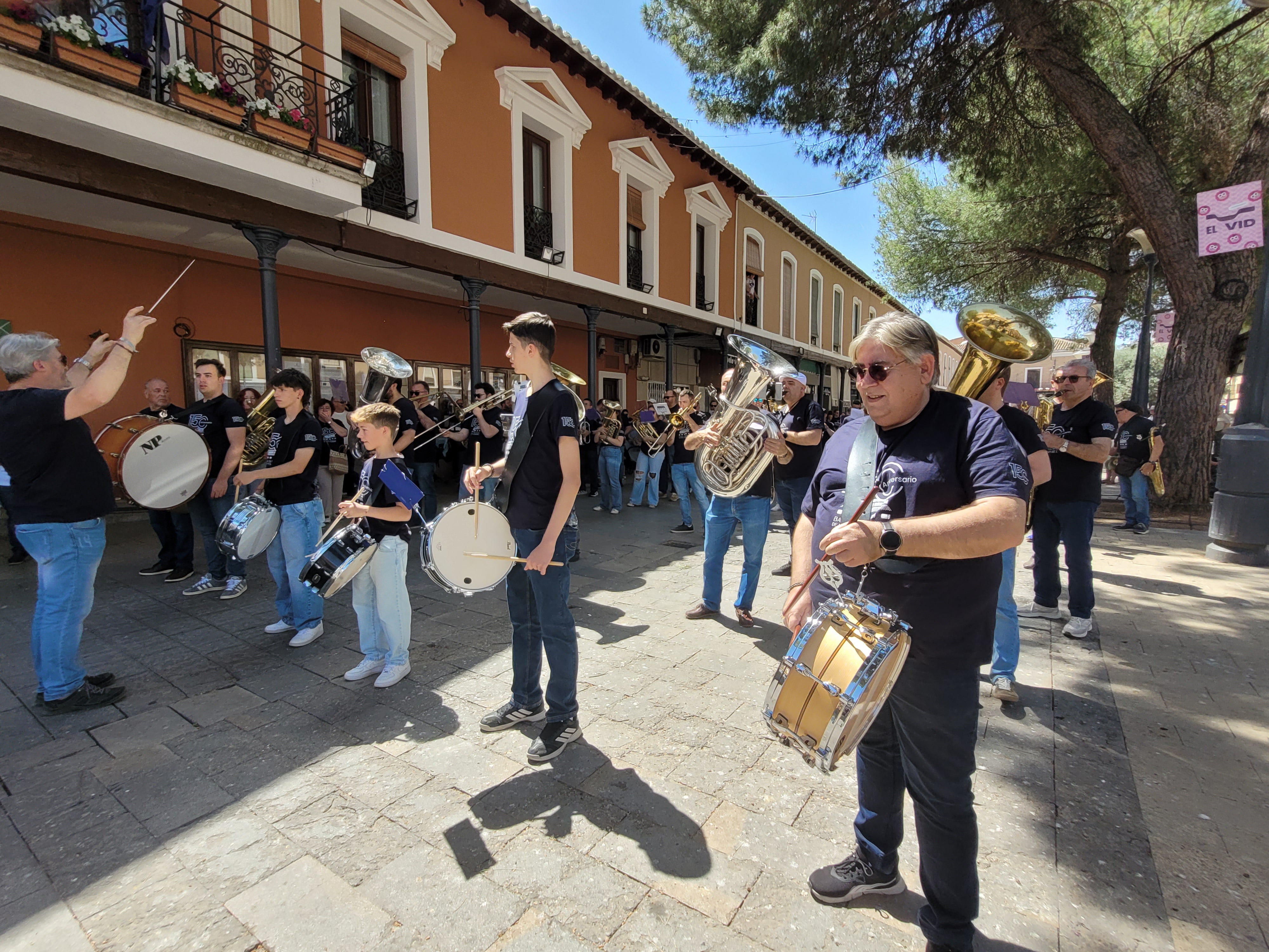 Los músicos a su paso por la Plaza de España.