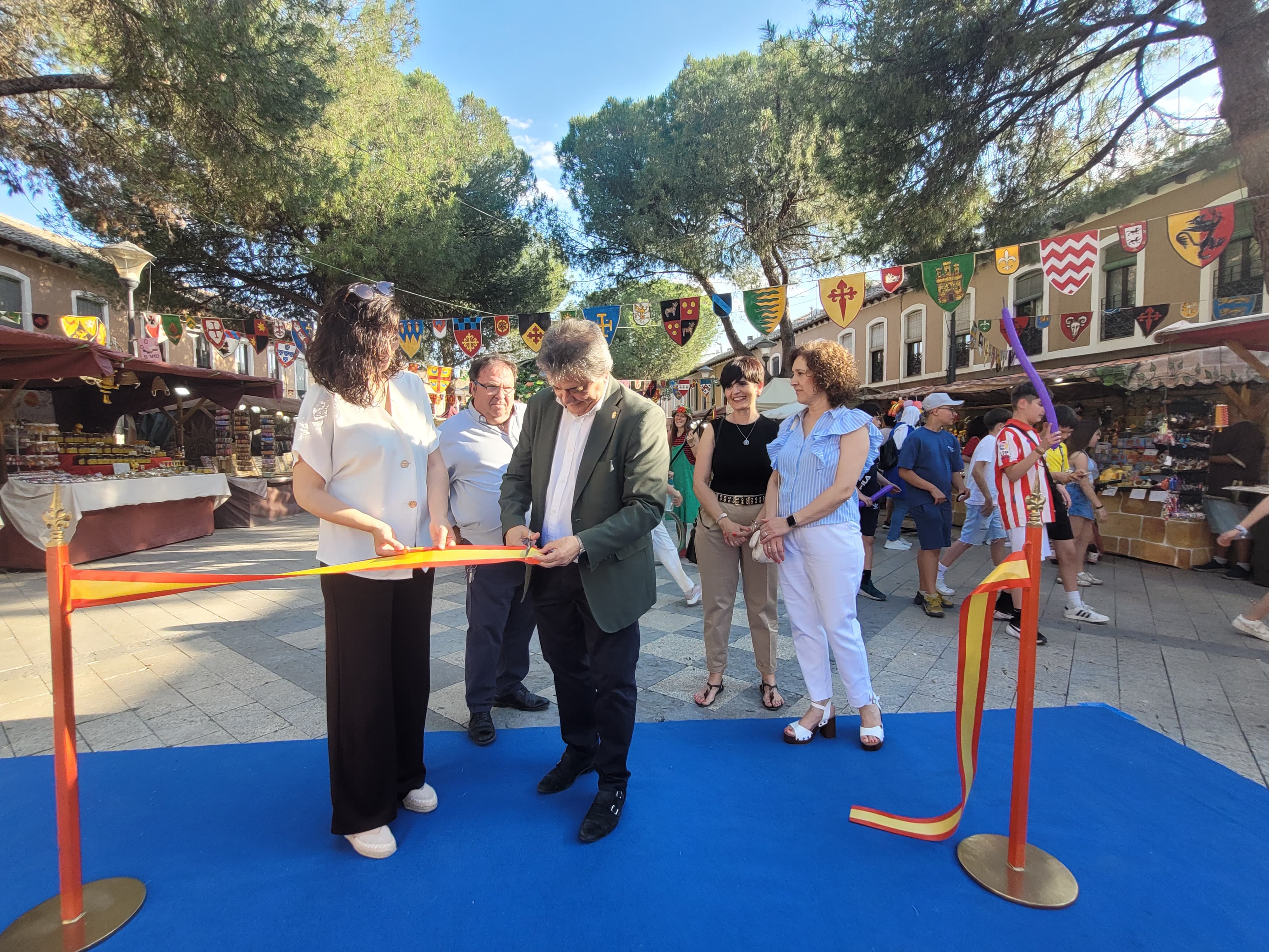 El alcalde inauguró el mercado medieval este viernes.