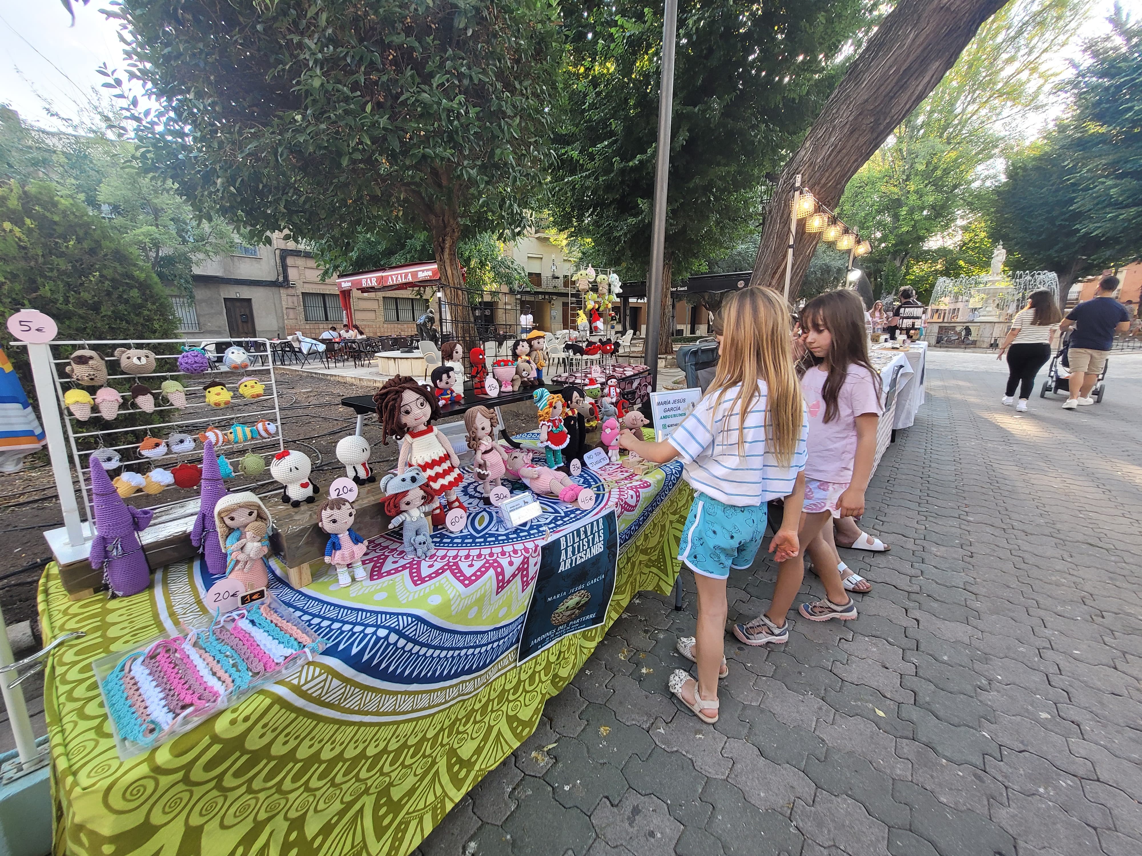 Puesto de amigurumis en el Bulevar de Artistas y Artesanos.