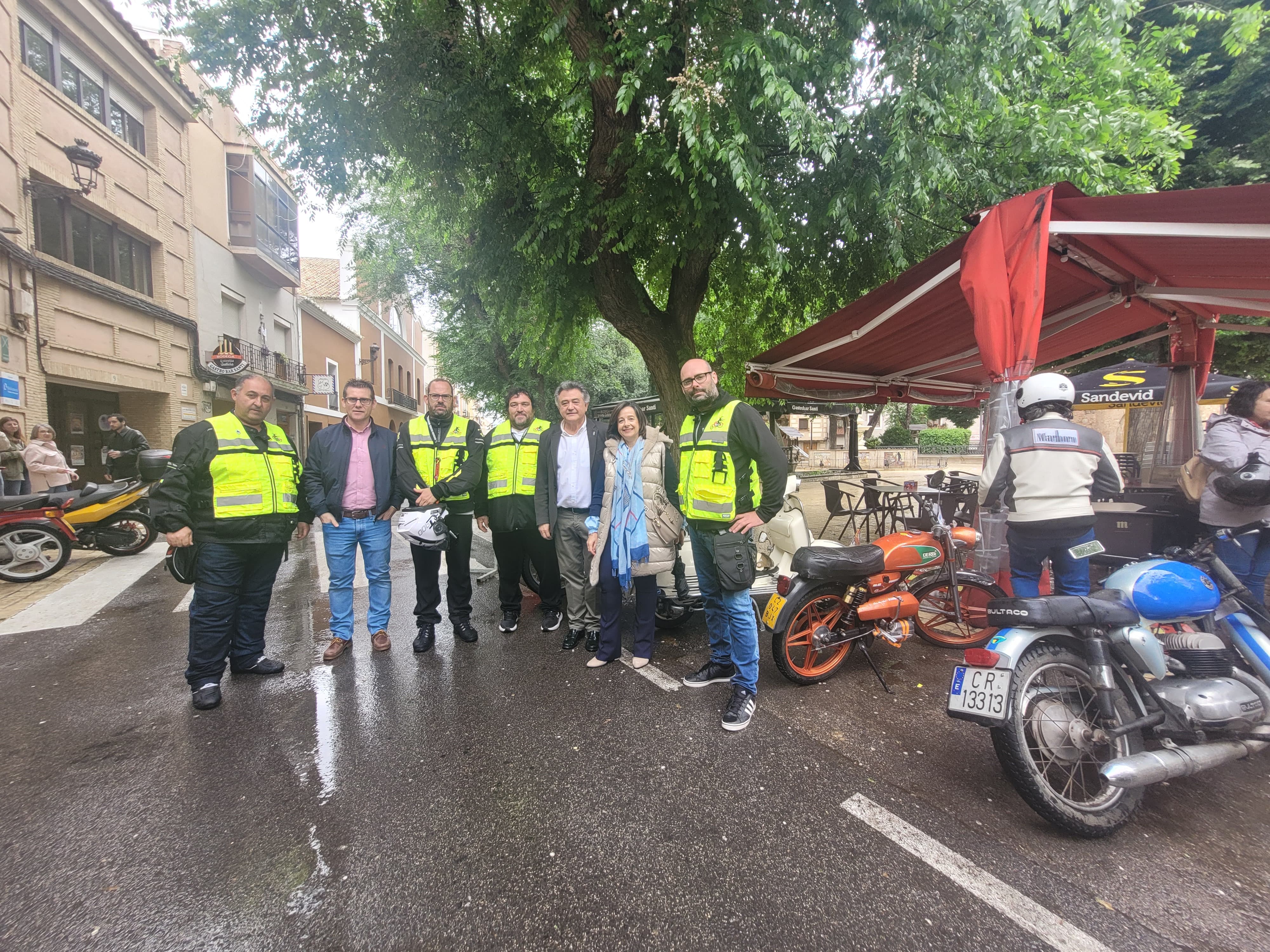 El alcalde y la concejal de Festejos junto a los miembros de la directiva del club.