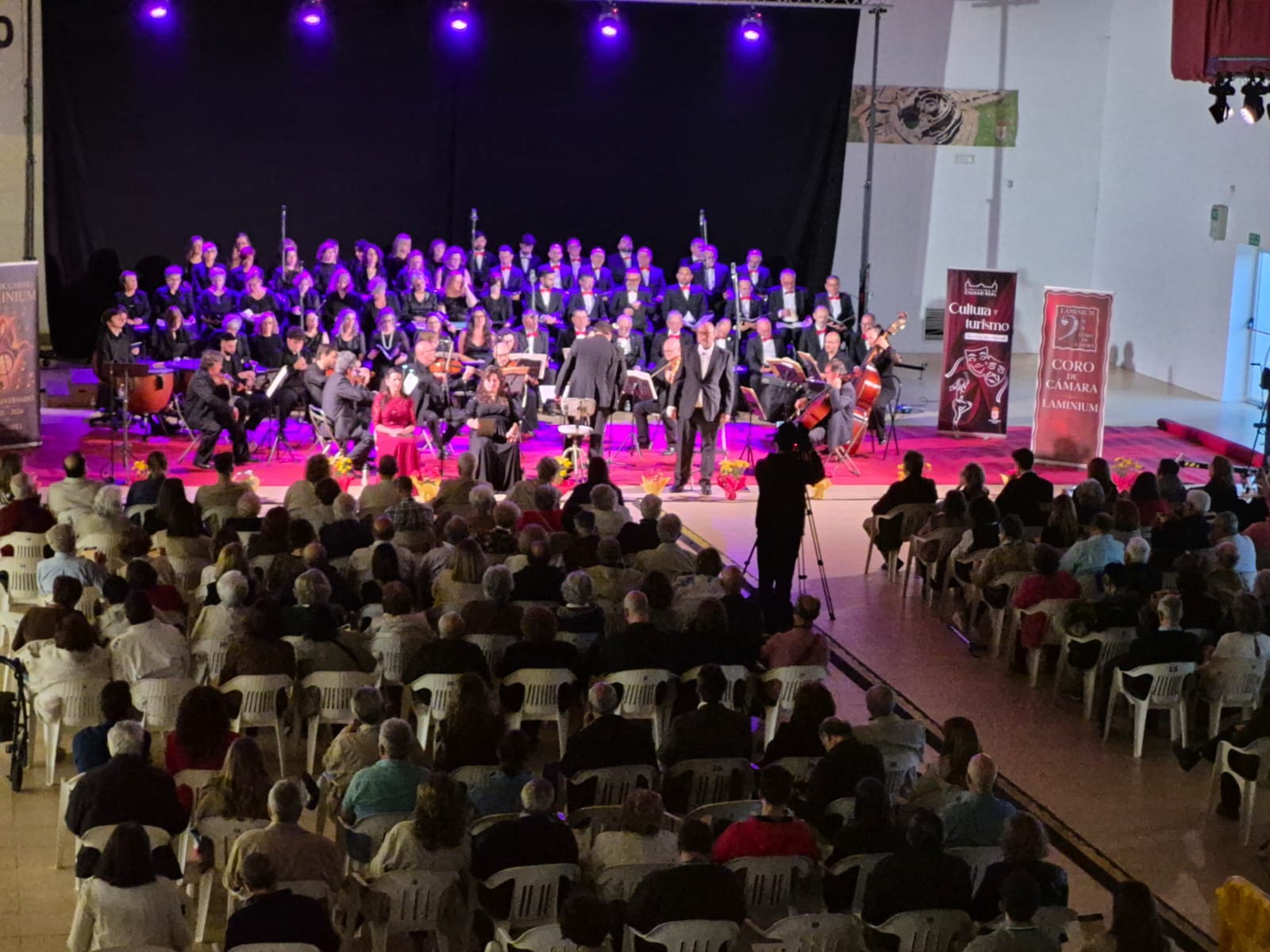 El Coro Laminium celebró su 25 aniversario con un multitudinario concierto.