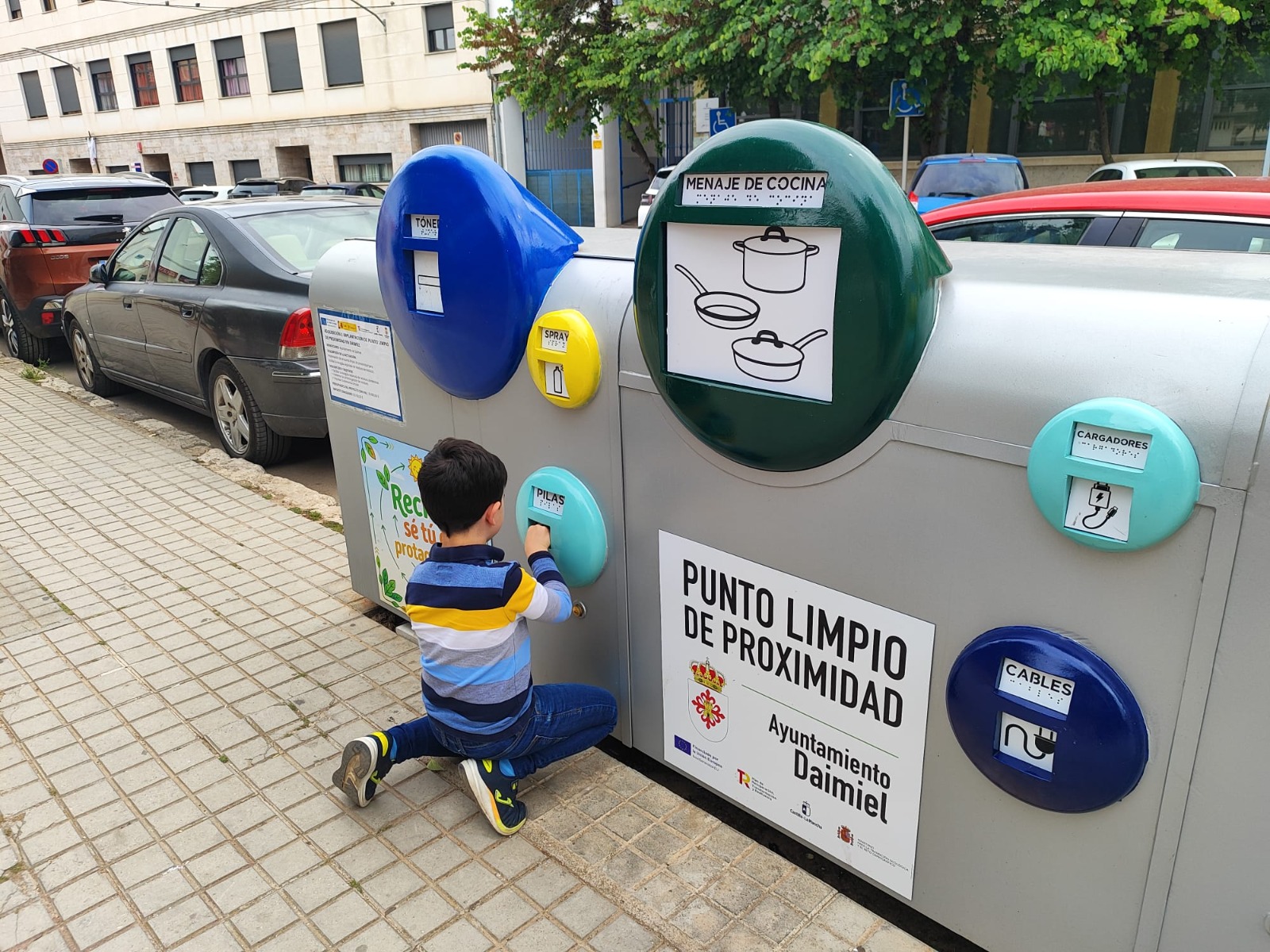 Los niños han aprendido a utilizar el nuevo Punto Limpio de Proximidad.