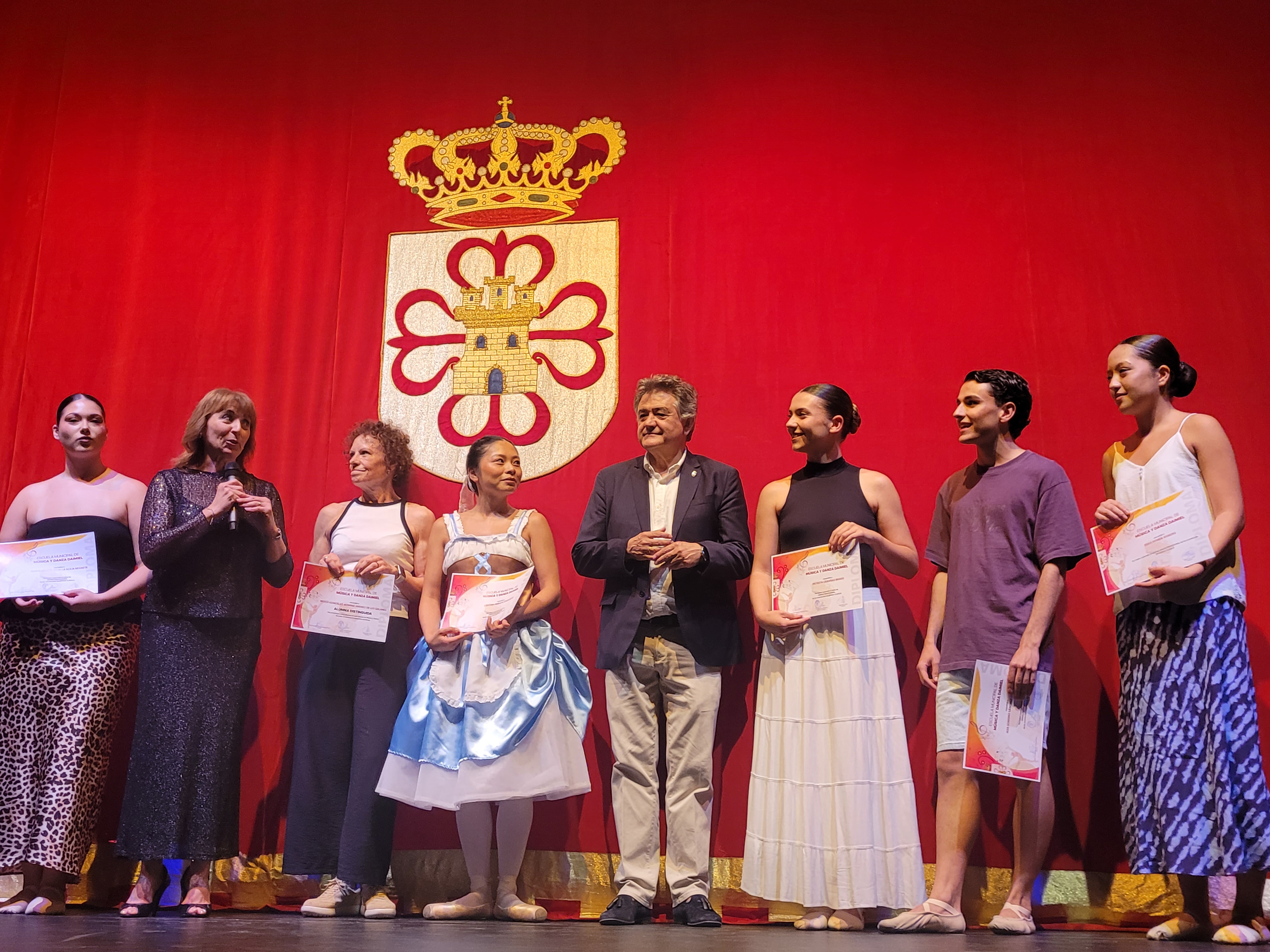 El alcalde y la directora de la escuela en la entrega de diplomas.