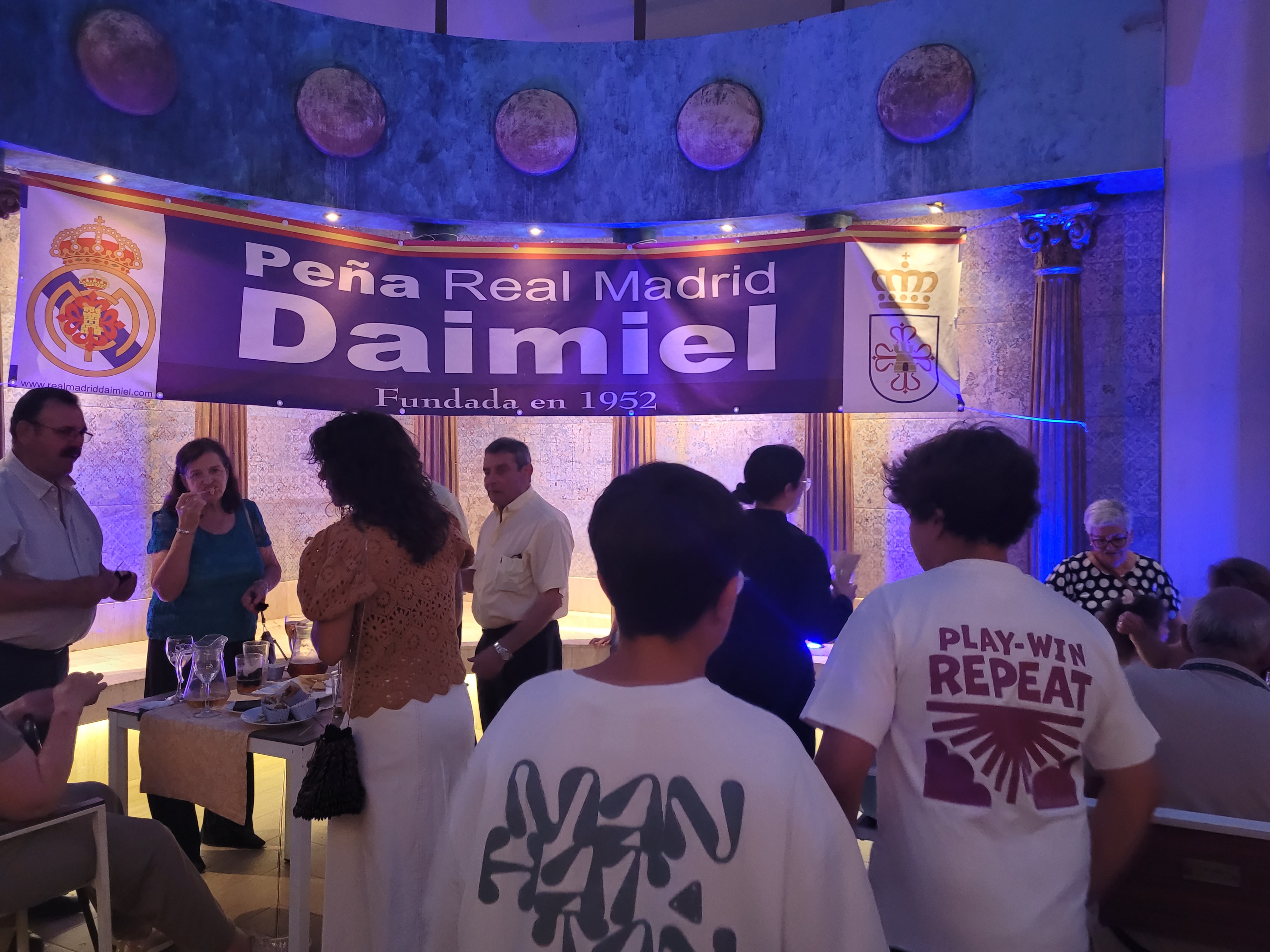 La cena es un punto de encuentro para varias generaciones de aficionados.
